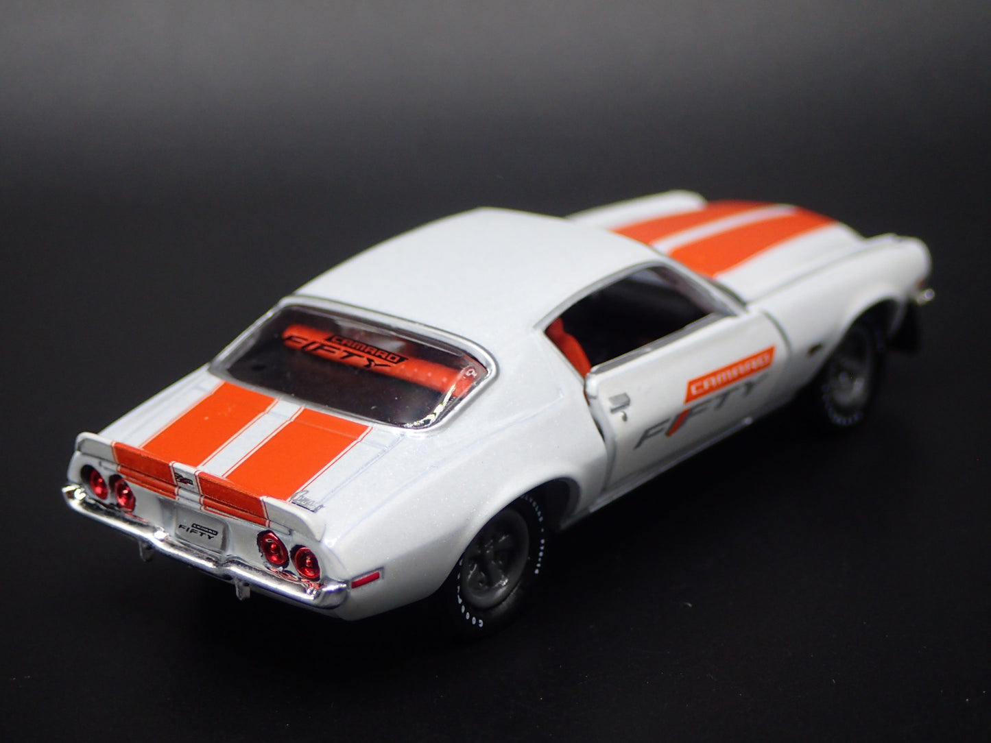 1970 70 CHEVY CHEVROLET CAMARO Z/28 RS WHT 1:64 SCALE DIORAMA DIECAST MODEL CAR