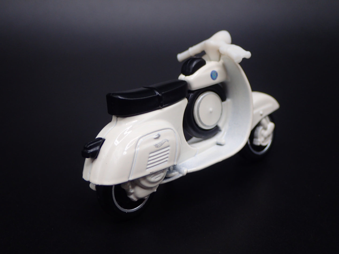 1963-1967 VESPA 90 SS SUPER SPRINT WHITE 1:64 SCALE DIORAMA DIECAST MODEL CAR