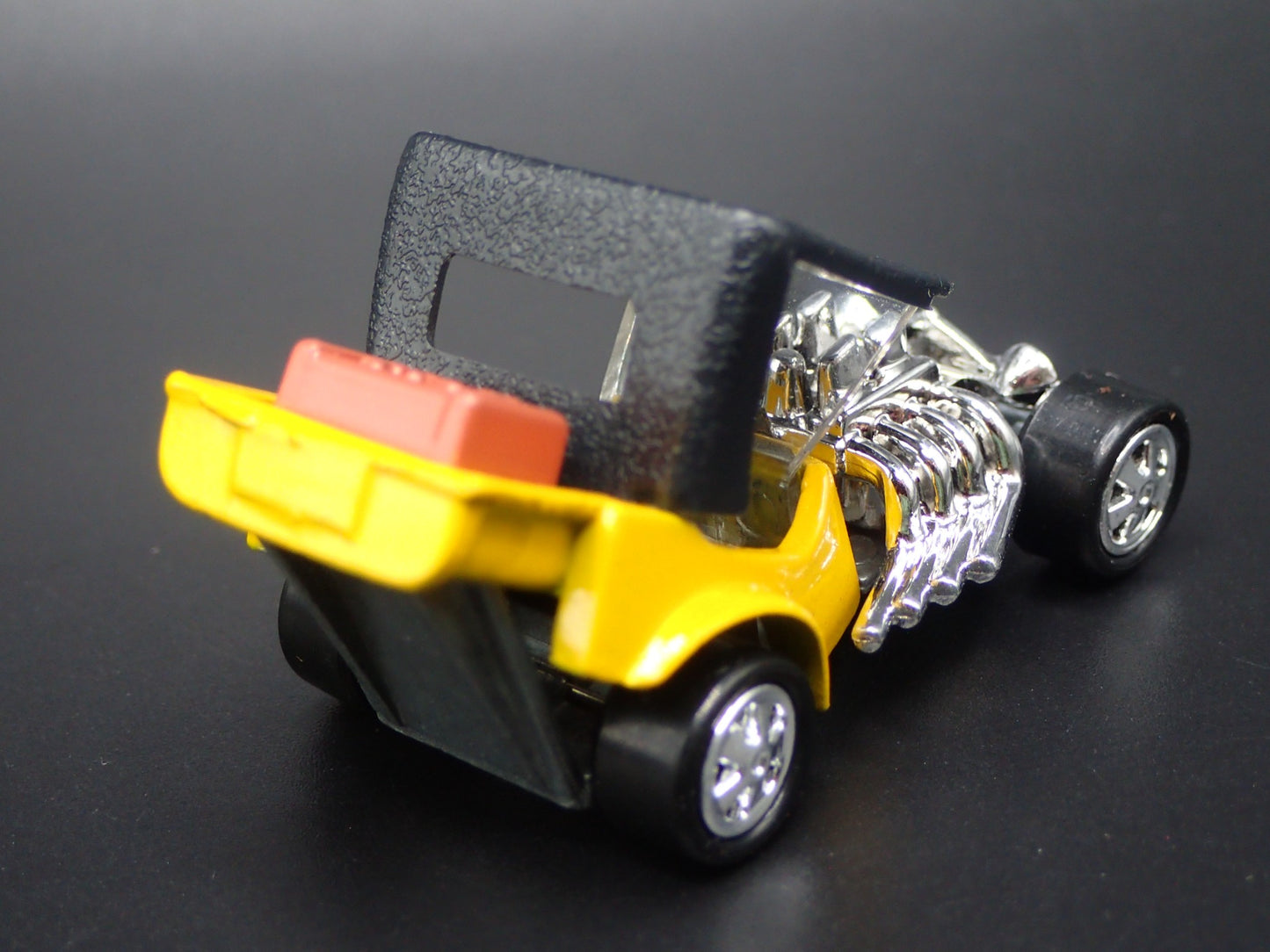 FORD ROADSTER CUSTOM HOT ROD TNT YELLOW 1:64 SCALE DIORAMA DIECAST MODEL CAR