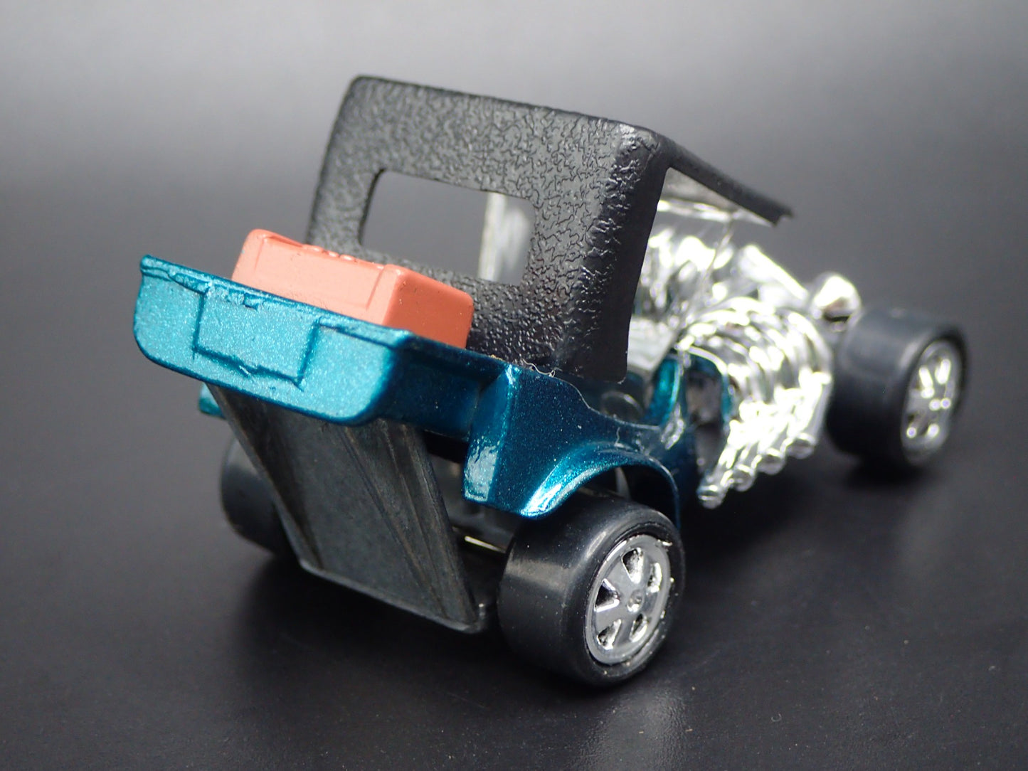 FORD ROADSTER CUSTOM HOT ROD TNT GREEN 1:64 SCALE DIORAMA DIECAST MODEL CAR