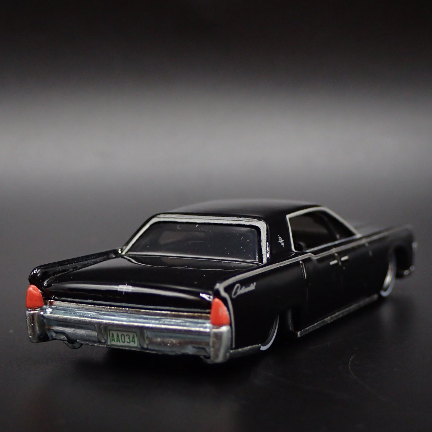 1964 64 LINCOLN CONTINENTAL 1:64 SCALE COLLECTIBLE DIORAMA DIECAST MODEL CAR