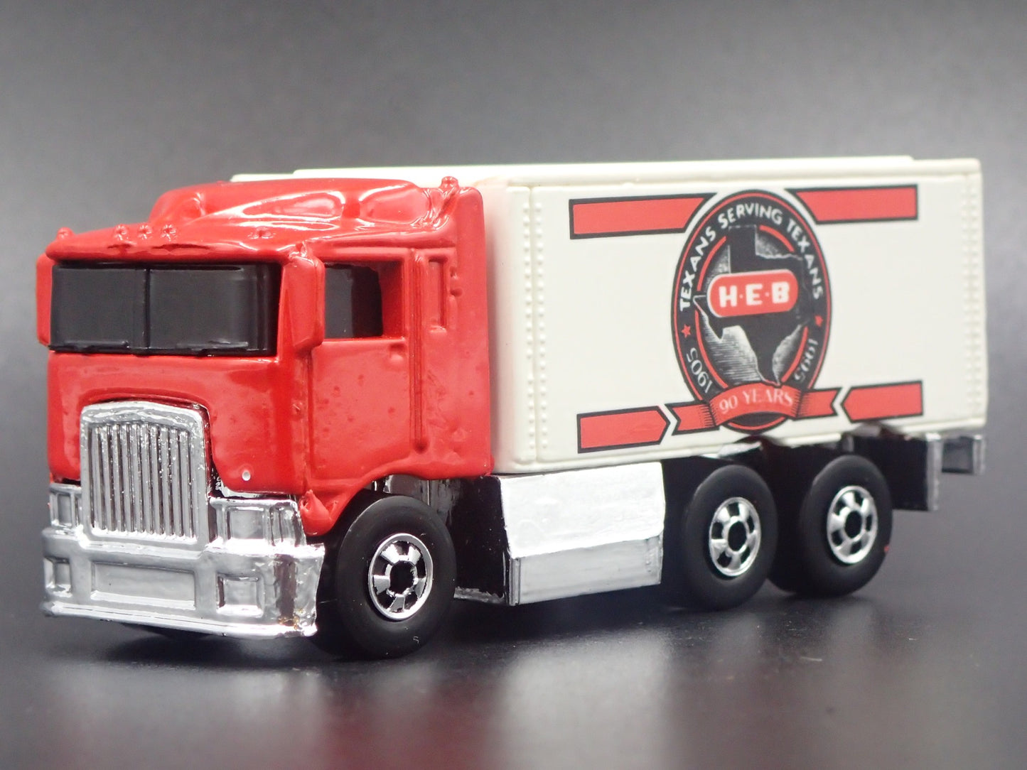 BOX DELIVERY TRUCK HIWAY HAULER HEB TEXAS 1:64 SCALE DIORAMA DIECAST MODEL CAR
