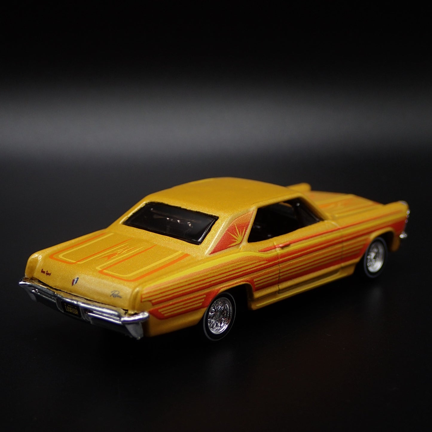 1965 BUICK RIVIERA ADJUSTABLE SUSPENSION LOWRIDER 1:64 SCALE DIECAST MODEL CAR