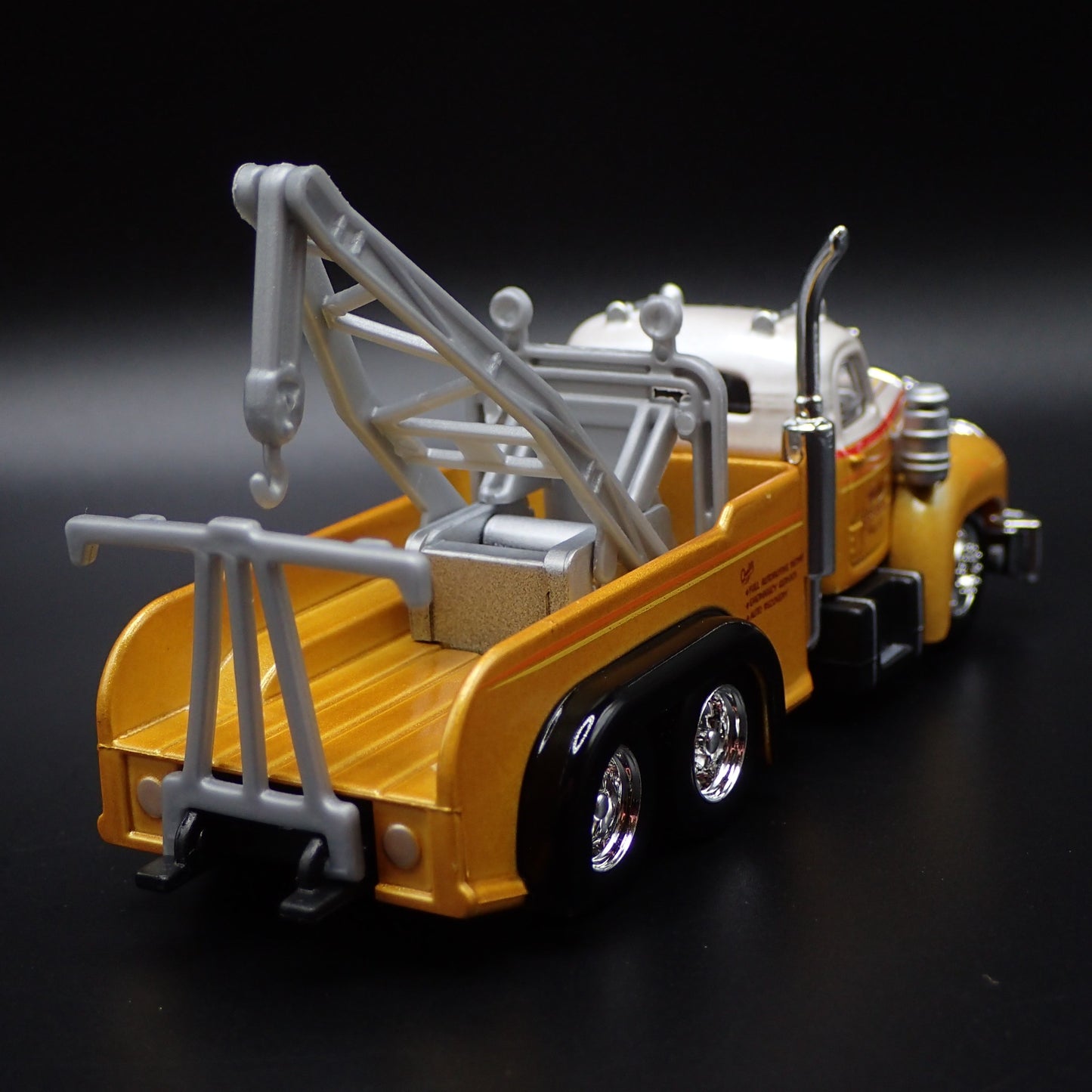 1953 -1966 MACK B61 TOW TRUCK WRECKER RARE 1:64 SCALE DIORAMA DIECAST MODEL CAR