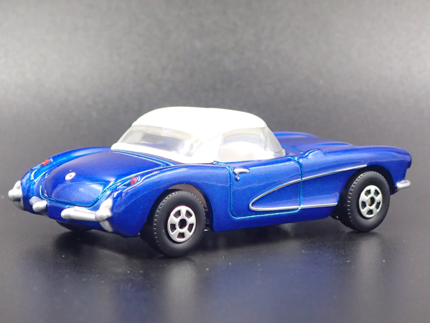 1957 57 CHEVY CHEVROLET CORVETTE BLUE 1:58 SCALE DIORAMA DIECAST MODEL CAR