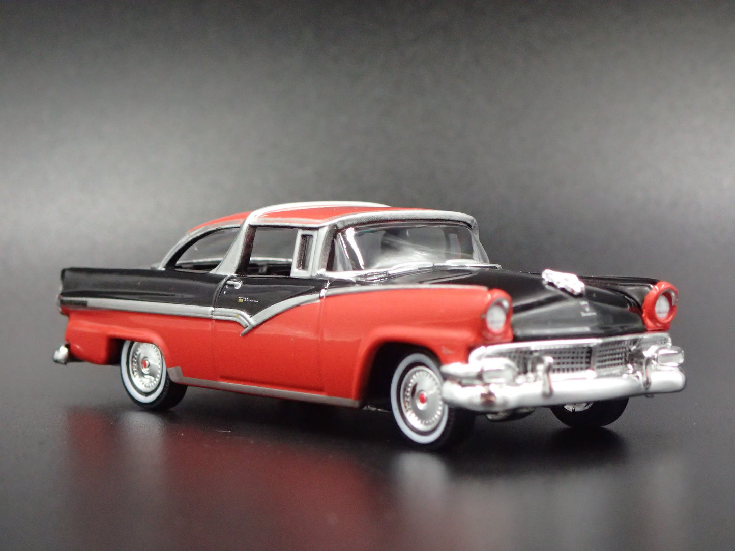 1956 56 FORD CROWN VICTORIA 1:64 SCALE COLLECTIBLE DIORAMA DIECAST MODEL CAR