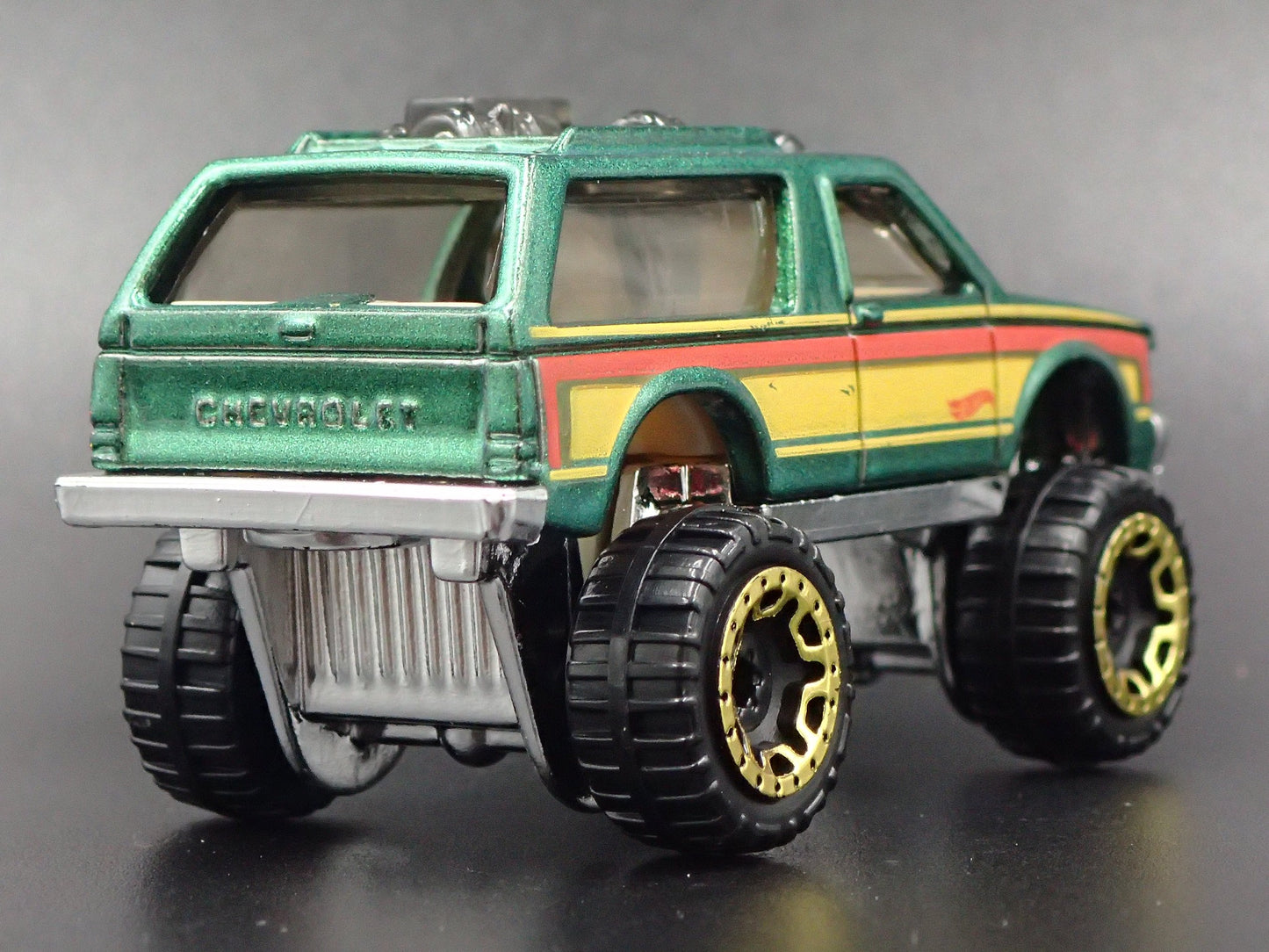 1982-1994 CHEVY CHEVROLET BLAZER 4X4 GREEN 1:64 SCALE DIORAMA DIECAST MODEL CAR