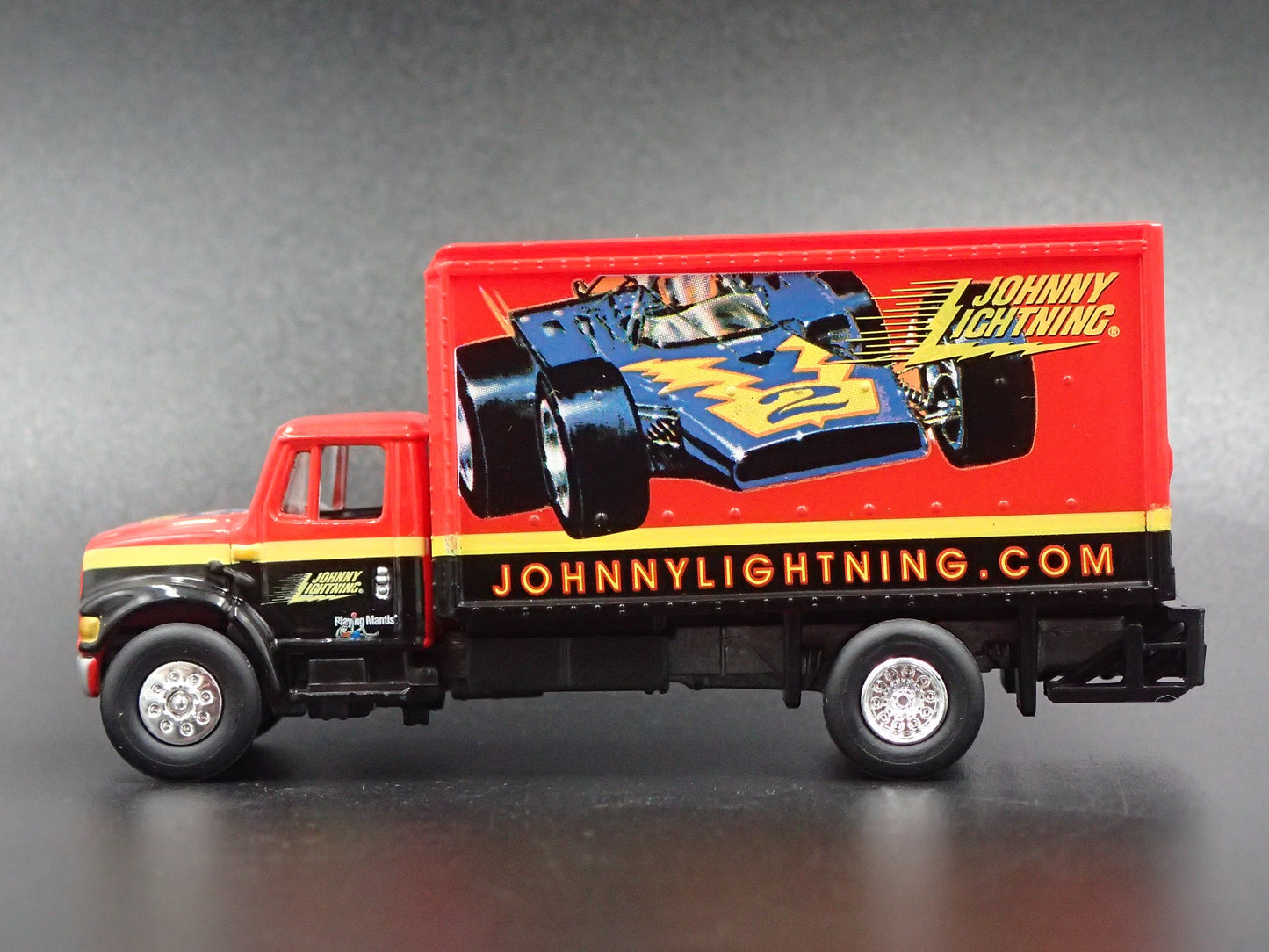 INTERNATIONAL BOX TRUCK JOHNNY LIGHTNING RARE 1:87 SCALE DIECAST MODEL CAR