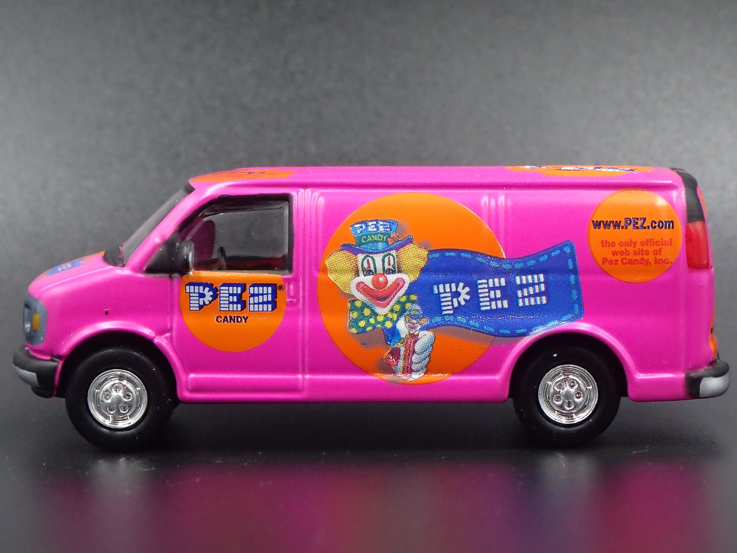 2000 00 GMC 2500 VAN PEZ RARE 1:64 SCALE COLLECTIBLE DIORAMA DIECAST MODEL CAR