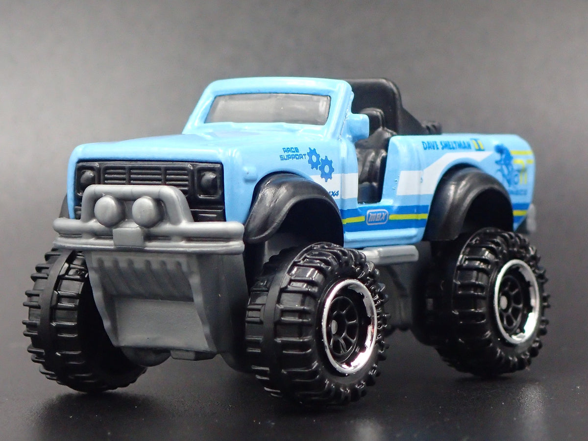 INTERNATIONAL SCOUT 4X4 BLUE 1:64 SCALE COLLECTIBLE DIORAMA DIECAST MODEL CAR