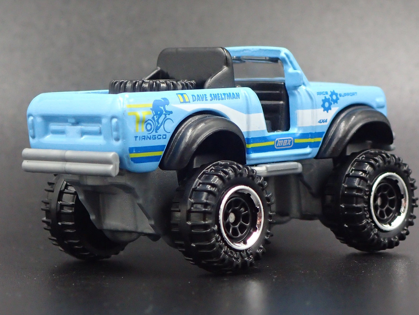 INTERNATIONAL SCOUT 4X4 BLUE 1:64 SCALE COLLECTIBLE DIORAMA DIECAST MODEL CAR