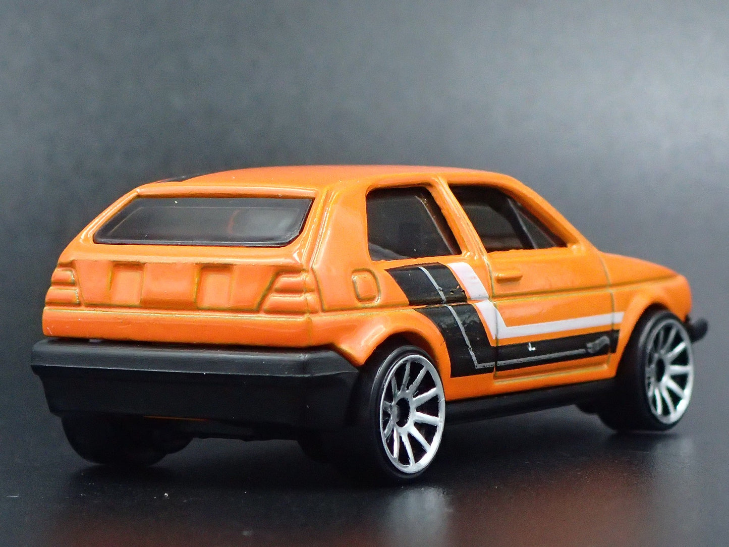 1985-1992 MK2 VW VOLKSWAGEN VW GOLF ORANGE 1:64 SCALE DIORAMA DIECAST MODEL CAR