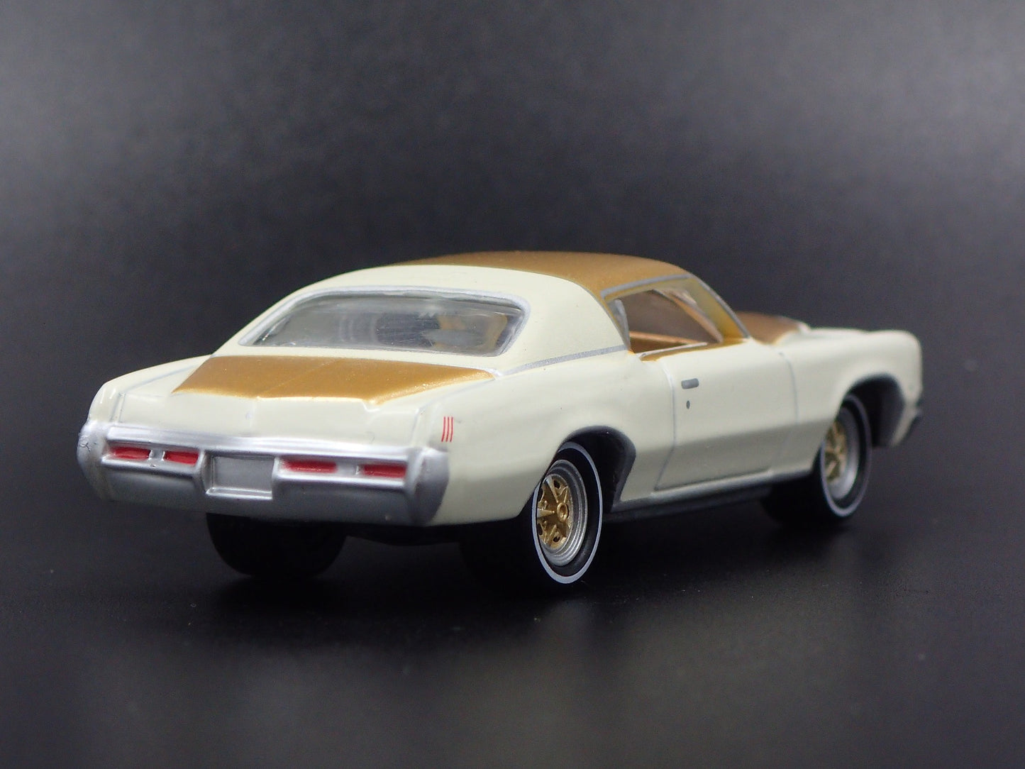1971 71 PONTIAC HURST SSJ GRAND PRIX WHITE 1:64 SCALE DIORAMA DIECAST MODEL CAR