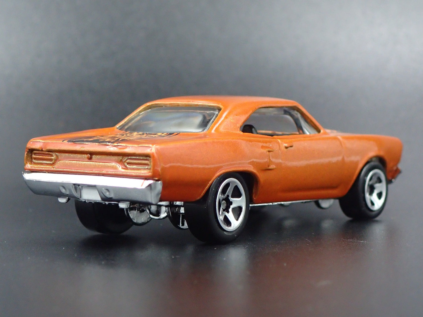 1970 70 PLYMOUTH ROAD RUNNER 1:64 SCALE COLLECTIBLE DIORAMA DIECAST MODEL CAR