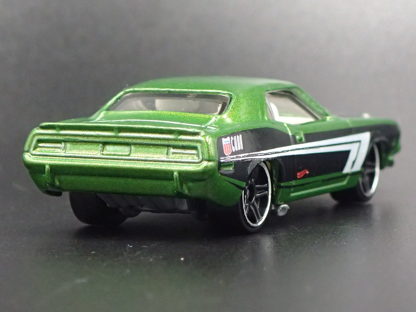 1970 70 PLYMOUTH AAR CUDA GREEN 1:64 SCALE COLLECTIBLE DIORAMA DIECAST MODEL CAR