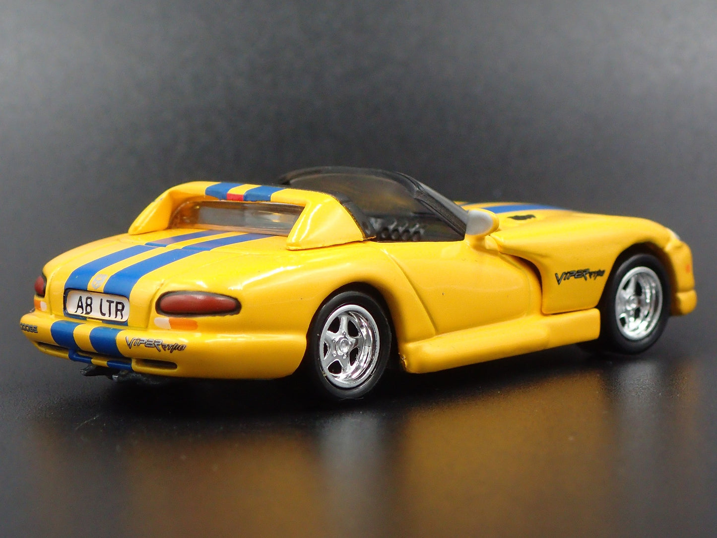 1992-1996 DODGE VIPER RT/10 YELLOW 1:64 SCALE LIMITED DIORAMA DIECAST MODEL CAR