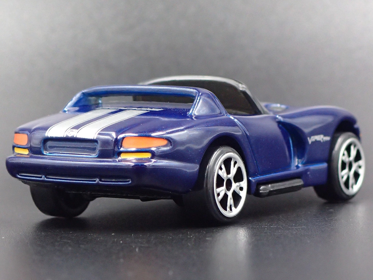 1992-1996 DODGE VIPER RT/10 1/64 SCALE COLLECTIBLE DIORAMA DIECAST MODEL CAR