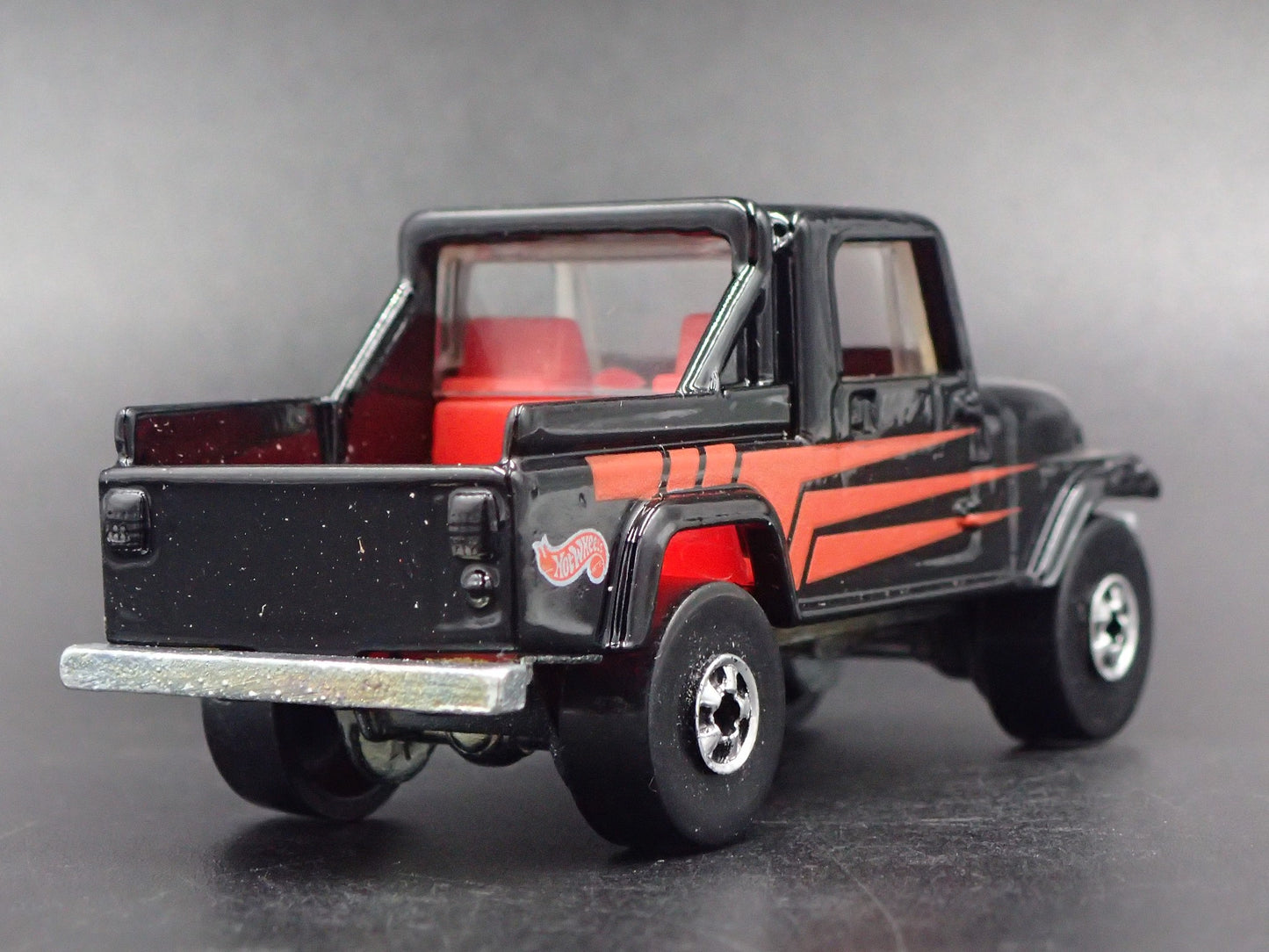 1981-1985 JEEP CJ8 SCRAMBLER PICKUP TRUCK 1:64 SCALE DIORAMA DIECAST MODEL CAR
