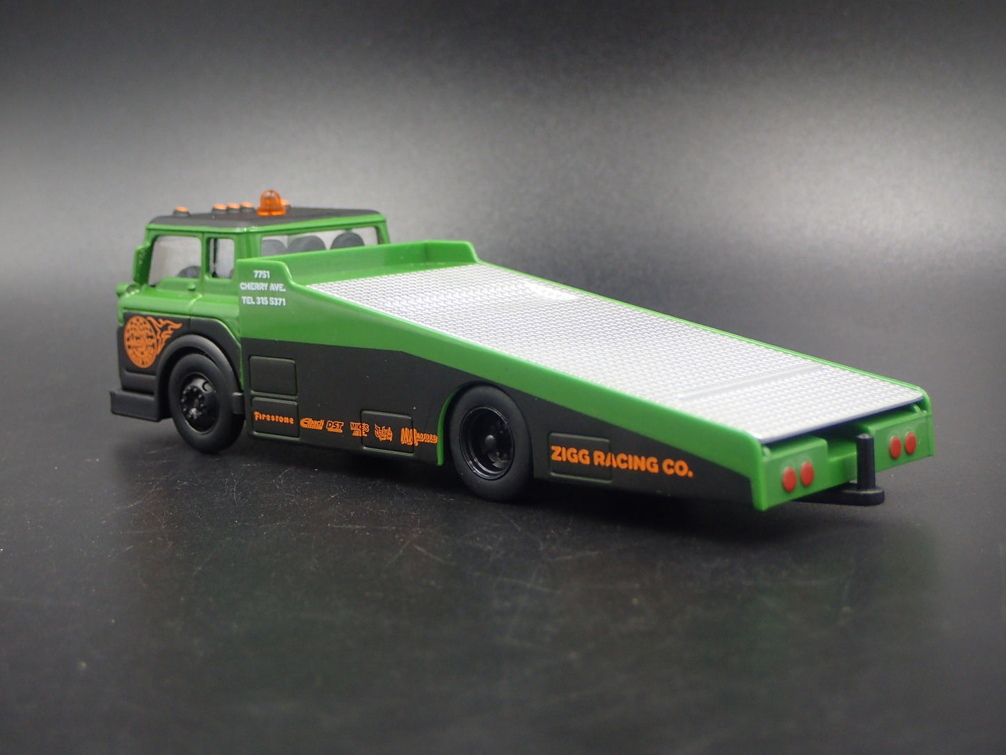 FORD COE RAMP TRUCK CAR HAULER TOW TRUCK 1:64 SCALE DIORAMA DIECAST MODEL CAR