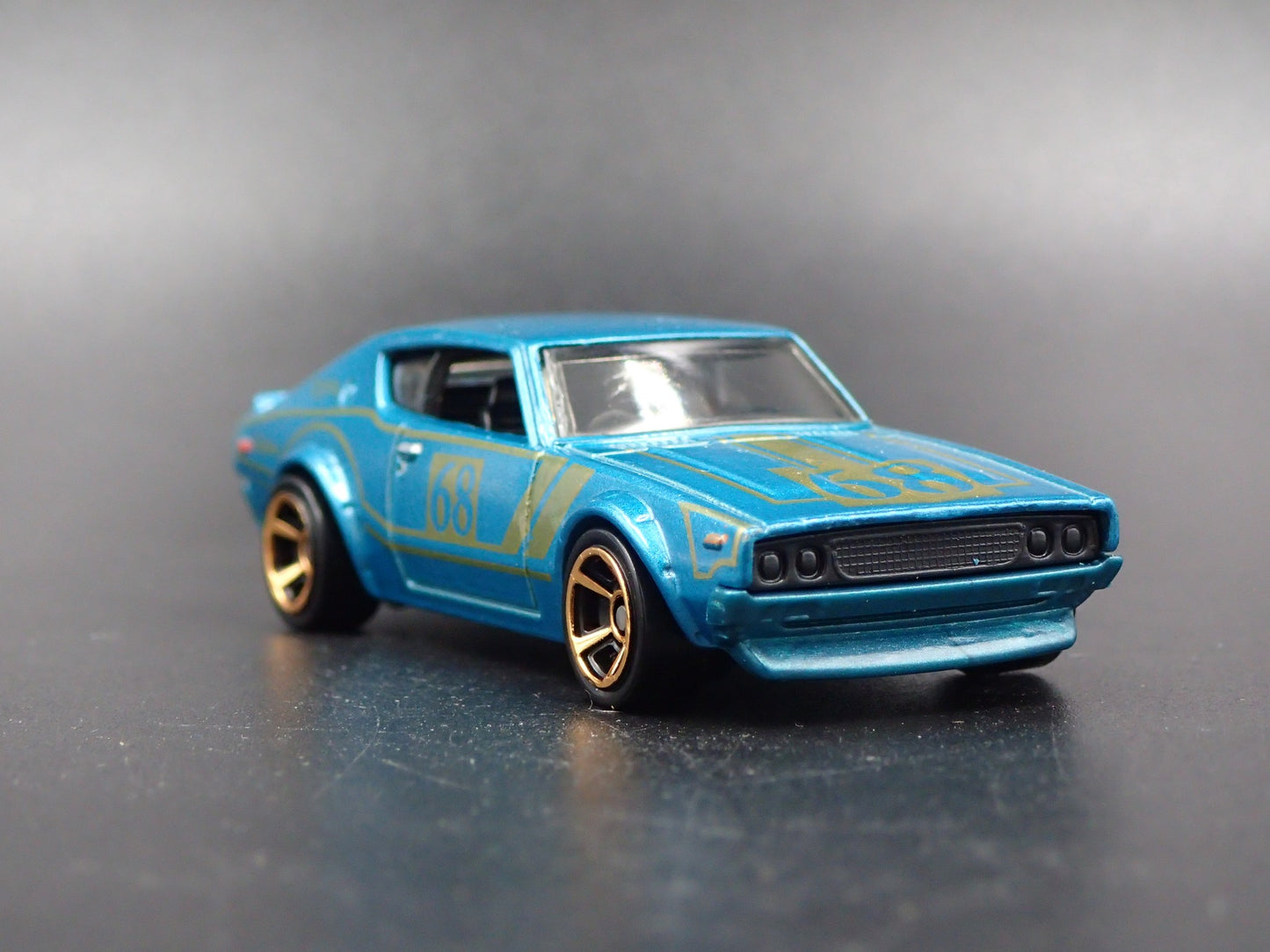 1972-1973 NISSAN SKYLINE 2000 GTR GREEN 1:64 SCALE DIORAMA DIECAST MODEL CAR