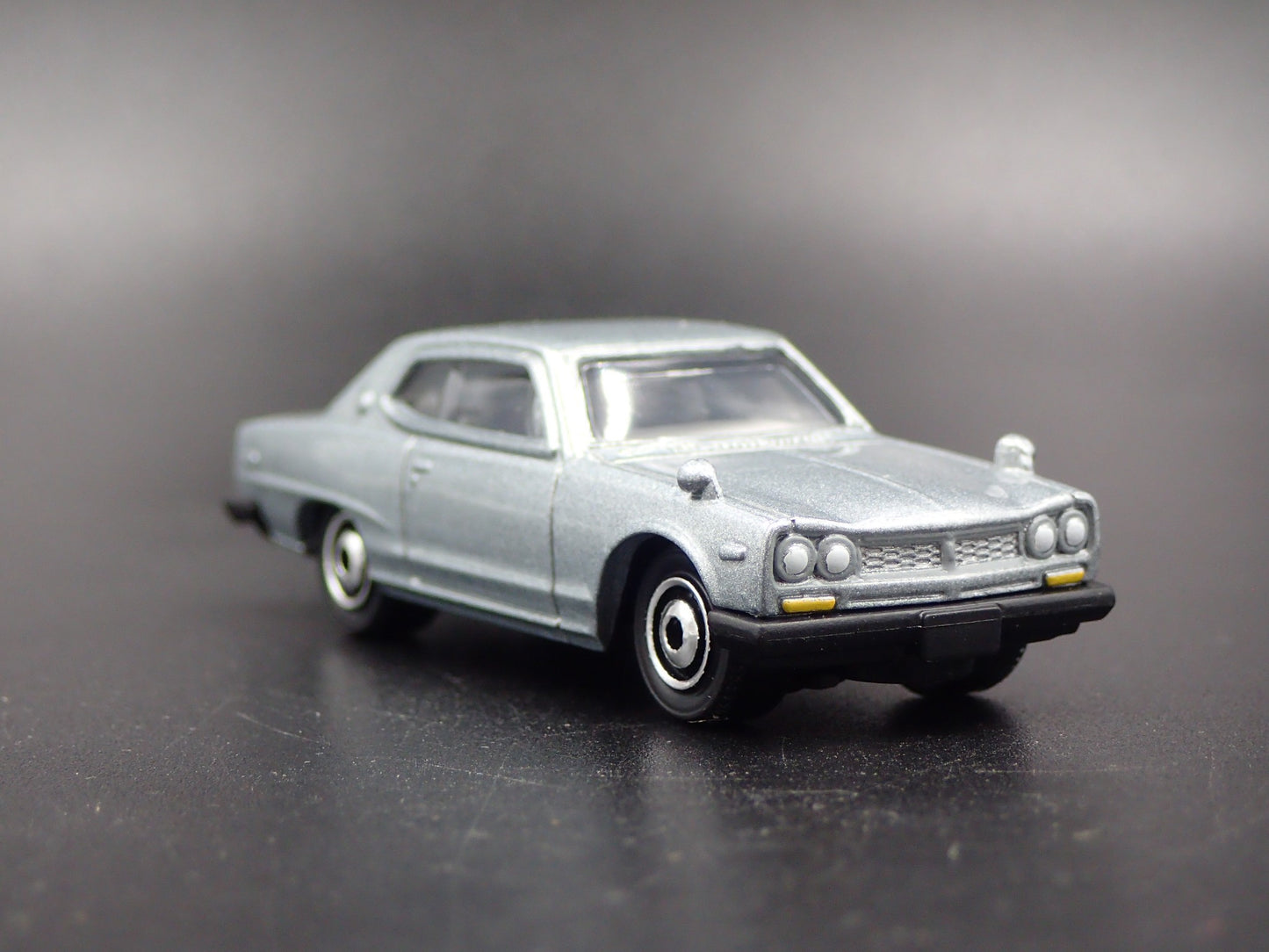 1968-1972 NISSAN SKYLINE 2000 GTX SILVER 1:64 SCALE DIORAMA DIECAST MODEL CAR