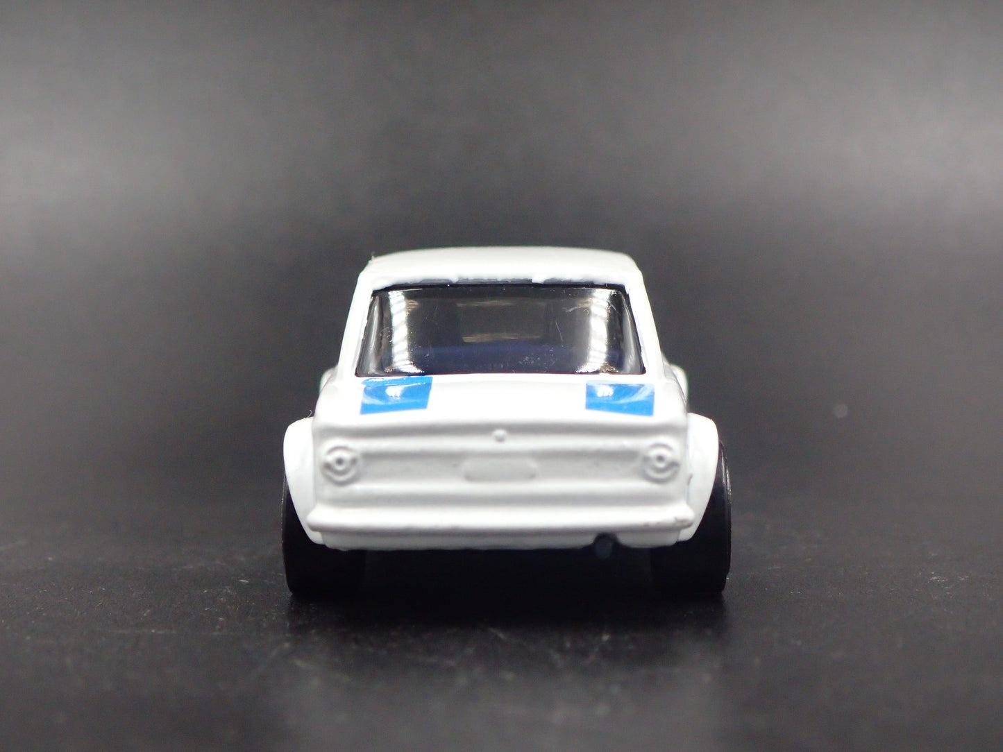 1966-1977 BMW 2002 WHITE 1:64 SCALE COLLECTIBLE DIORAMA DIECAST MODEL CAR