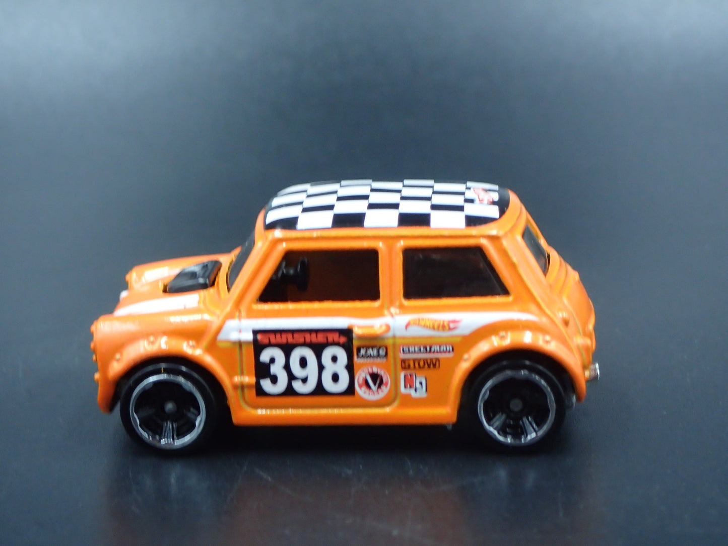 1969-1976 MINI COOPER MARK III 1:64 SCALE COLLECTIBLE DIORAMA DIECAST MODEL CAR