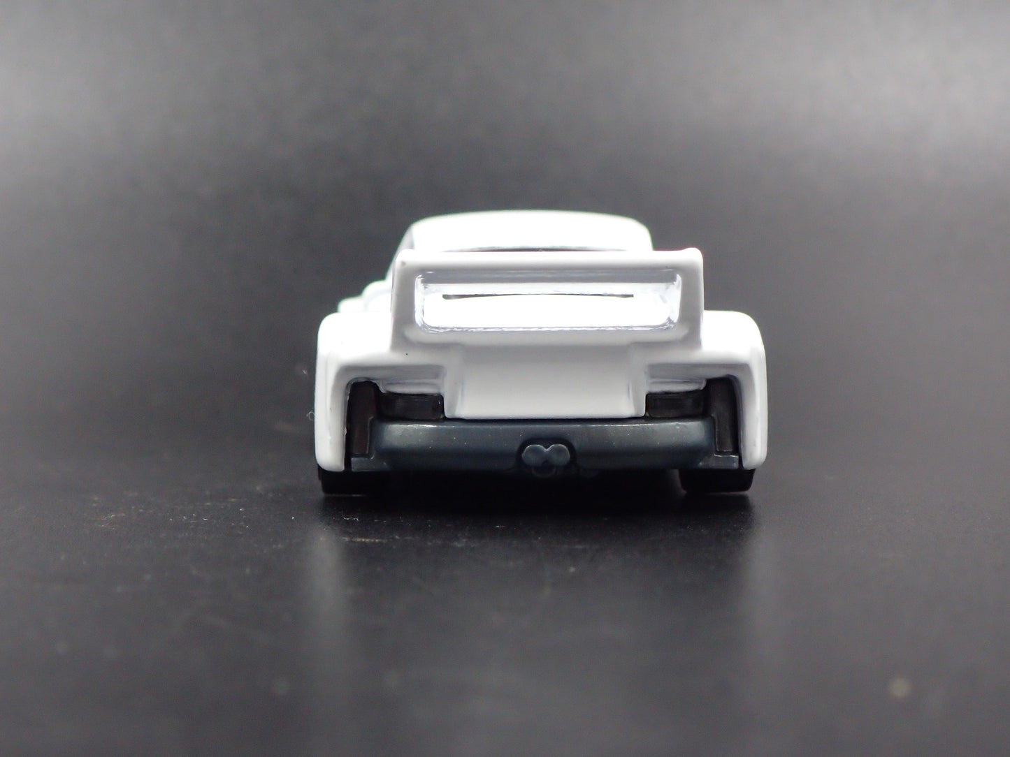 1977 77 PORSCHE 934.5 WHITE 1:64 SCALE COLLECTIBLE DIORAMA DIECAST MODEL CAR