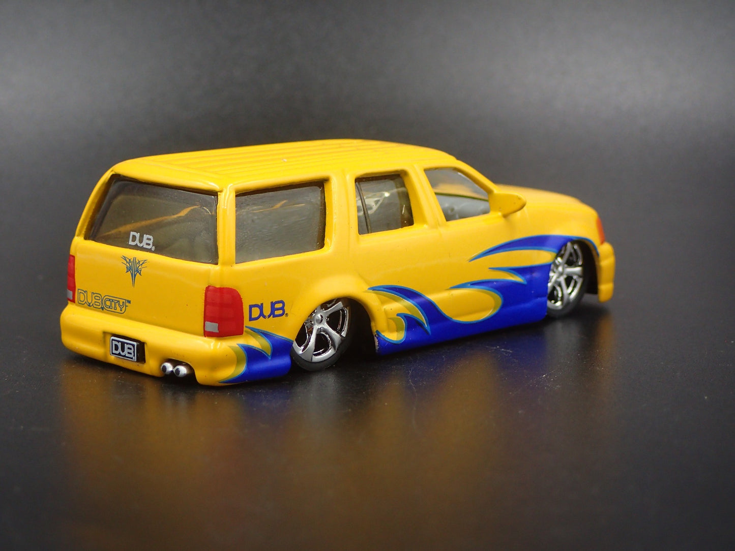 2003 -2006 FORD EXPEDITION YELLOW RARE 1:64 SCALE COLLECTIBLE DIECAST MODEL CAR