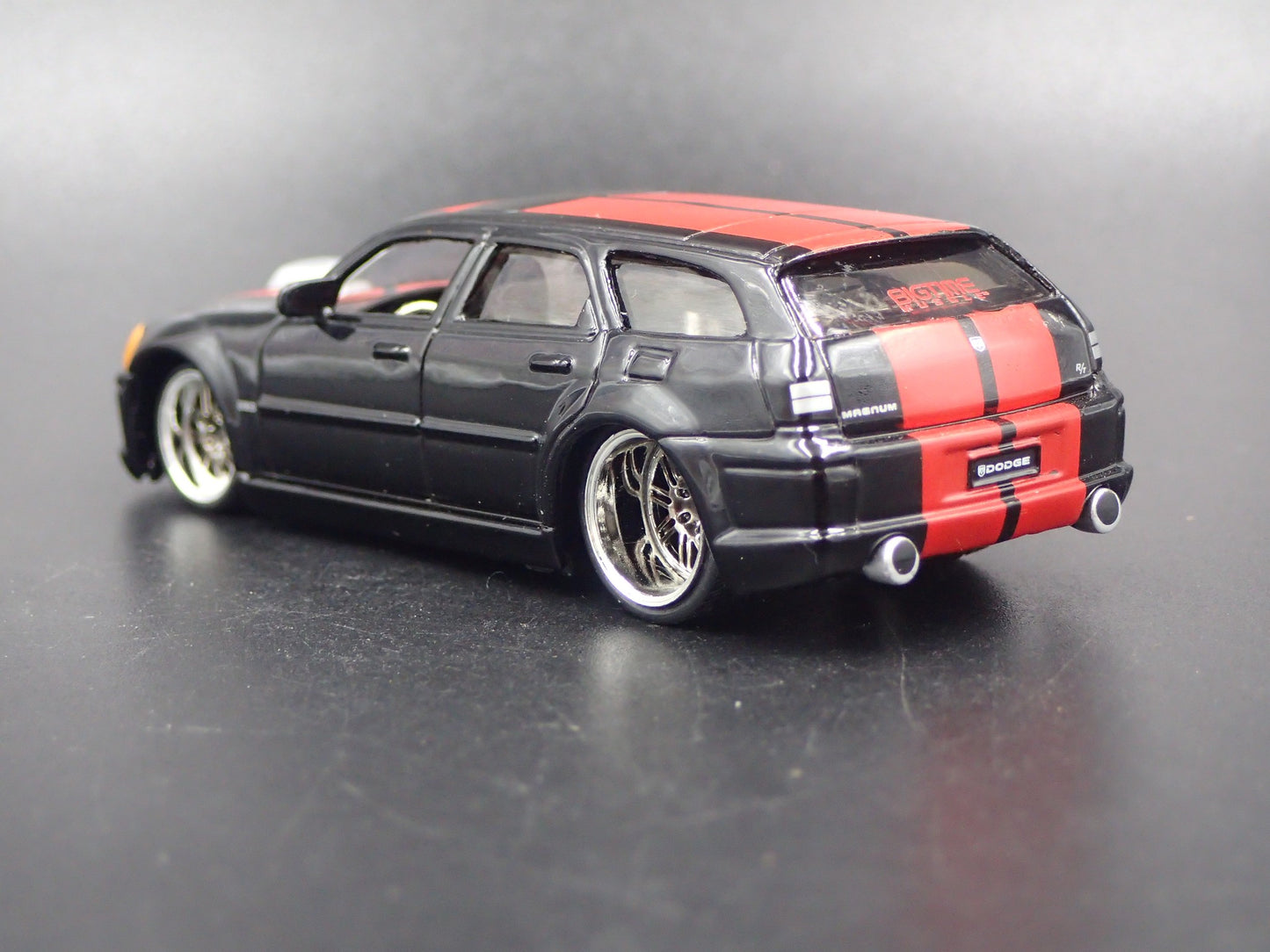 2005-2008 DODGE MAGNUM R/T BLACK 1:64 SCALE COLLECTIBLE DIECAST MODEL CAR