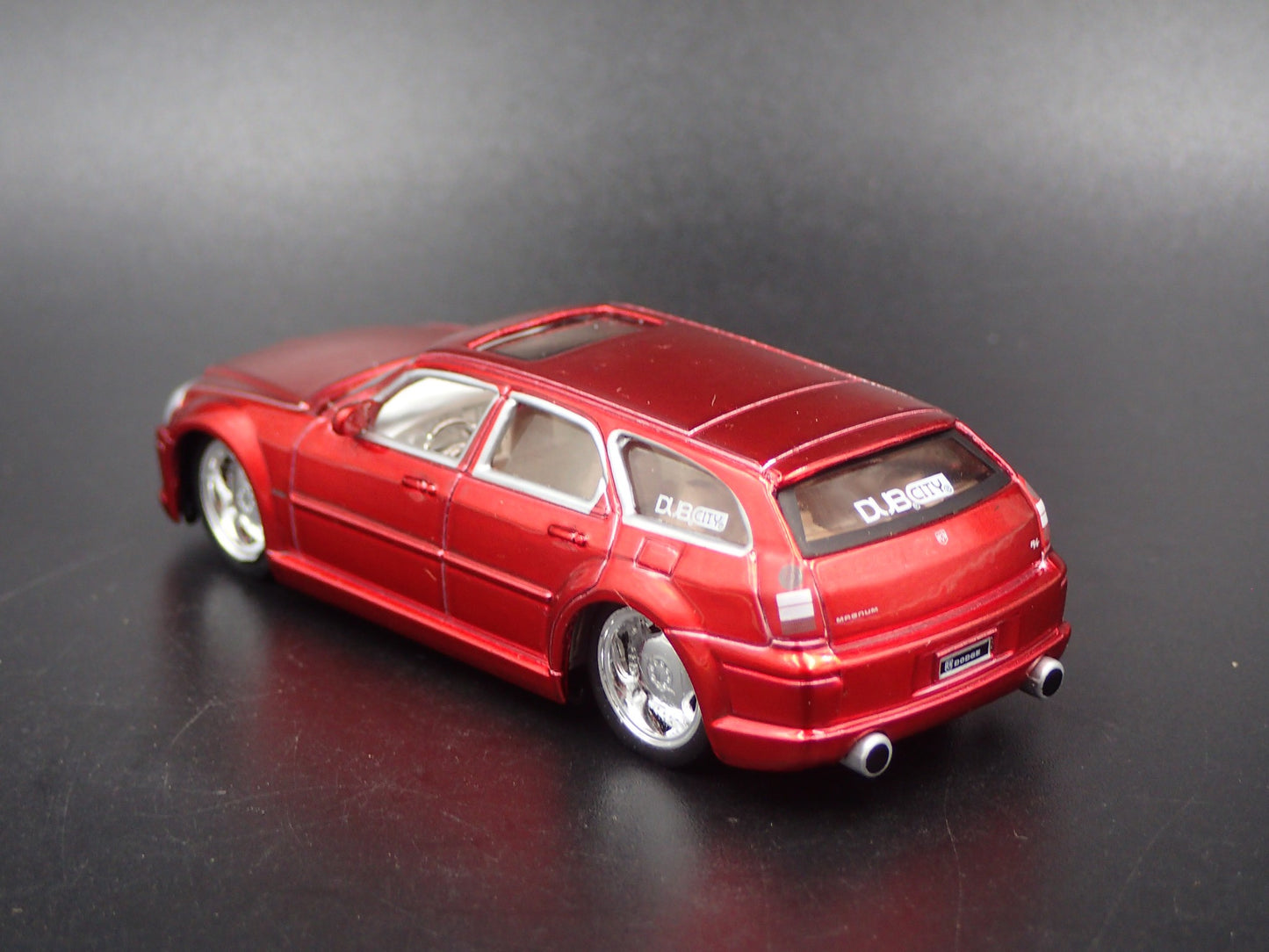 2005-2008 DODGE MAGNUM R/T RED 1:64 SCALE COLLECTIBLE DIORAMA DIECAST MODEL CAR