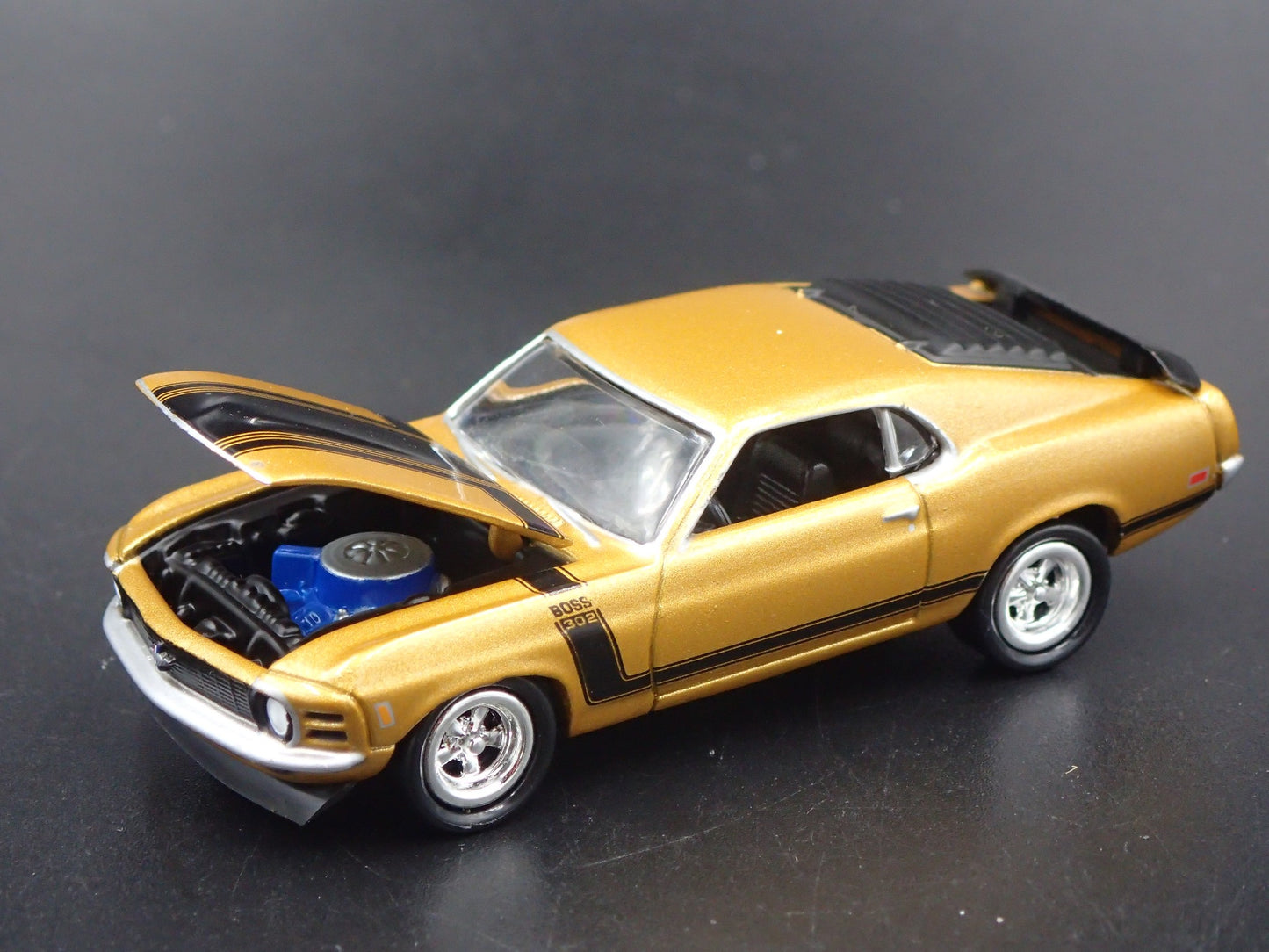 1970 70 FORD MUSTANG BOSS 302 1:64 COLLECTIBLE DIORAMA DIECAST MODEL CAR