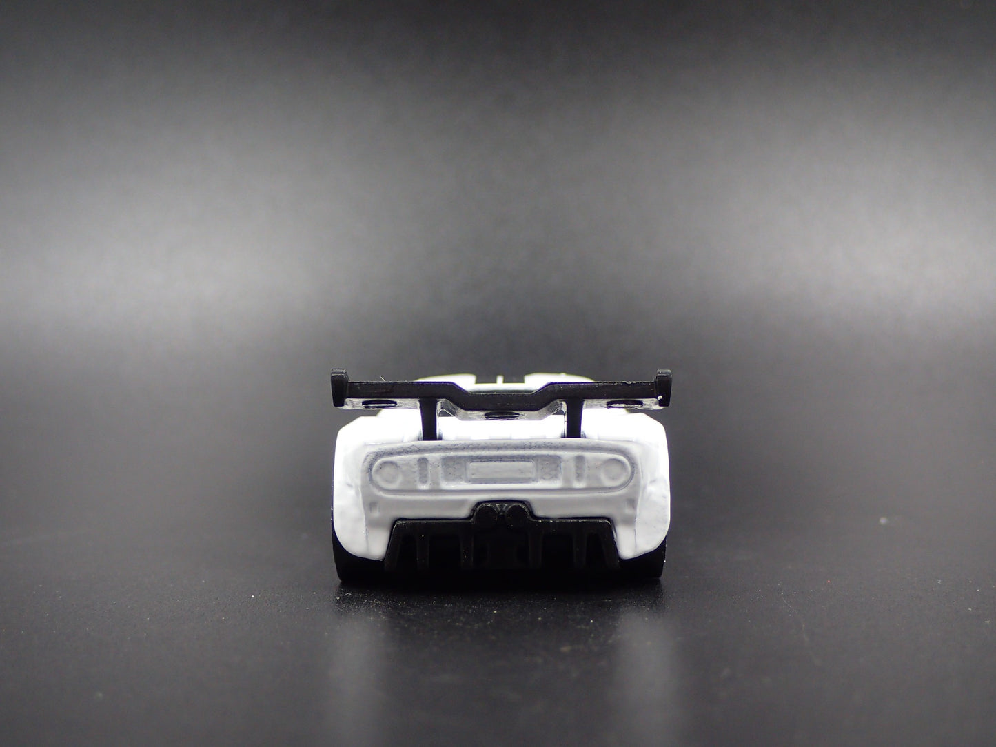 2005-2006 FORD GT GRAN TURISMO 1:64 SCALE COLLECTIBLE DIORAMA DIECAST MODEL CAR