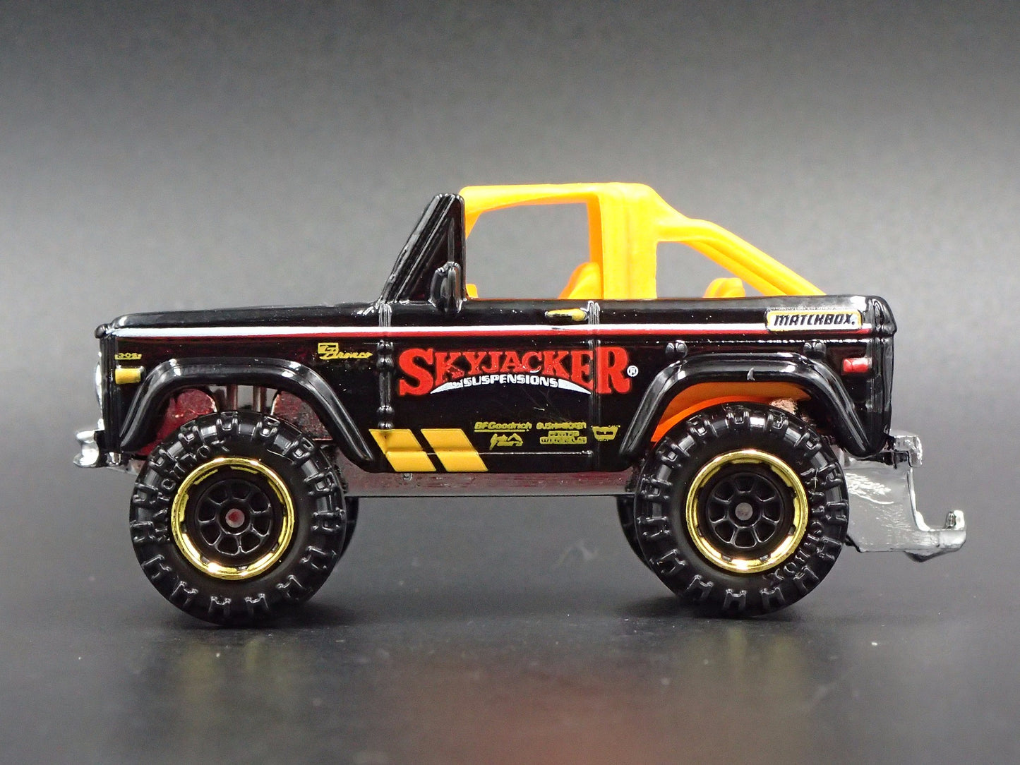 1972 72 FORD BRONCO OFF ROAD SKYJACKER 4X4 W/ HITCH 1:64 SCALE DIECAST MODEL CAR