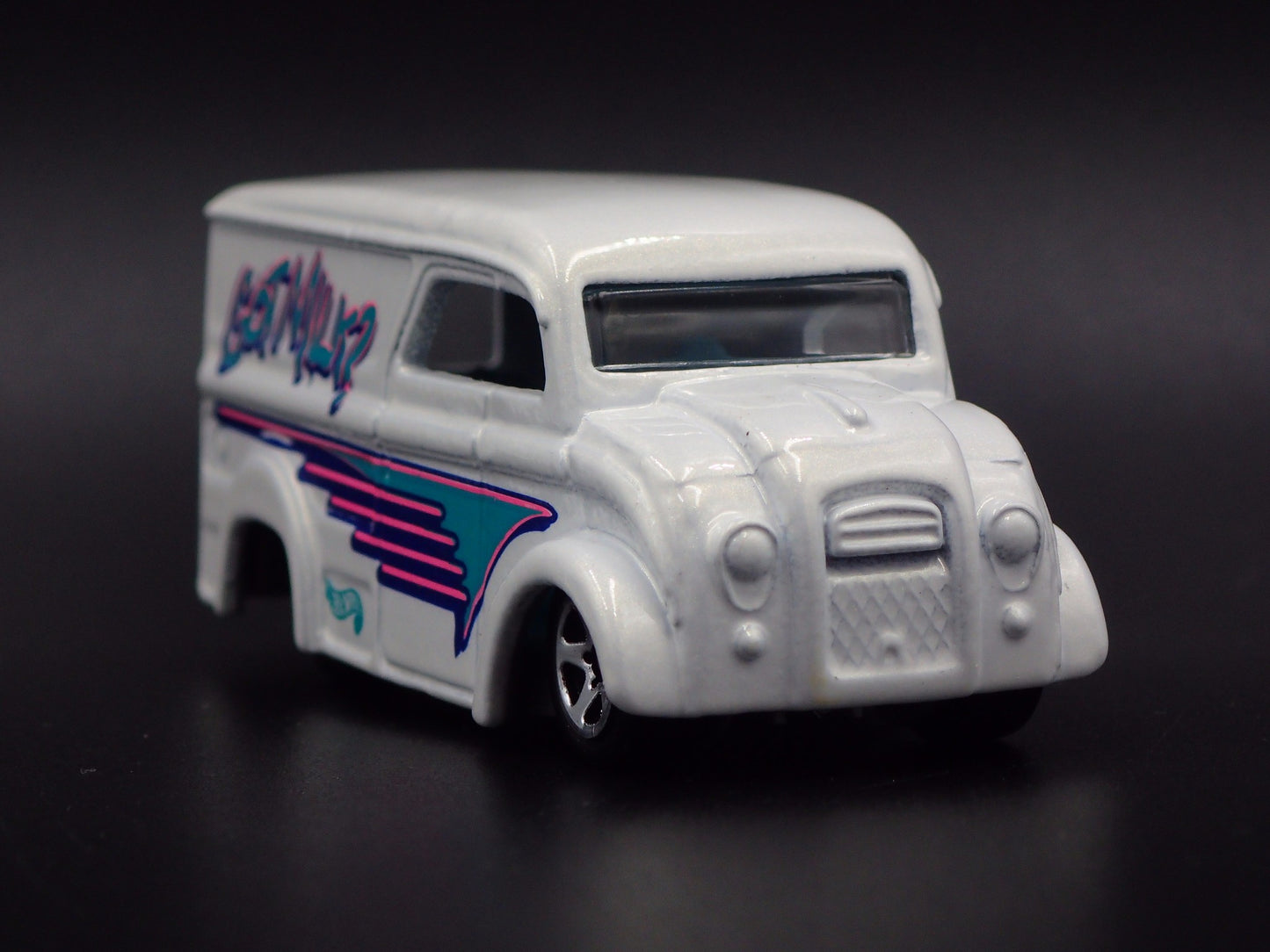 1937 - 1986 DIVCO DAIRY DELIVERY MILK TRUCK WHITE 1:64 SCALE DIECAST MODEL CAR