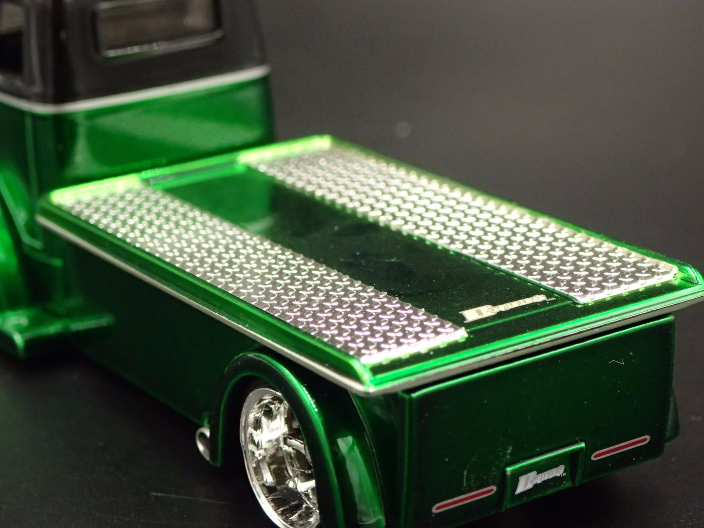 1947 47 FORD COE FLATBED CAR HAULER GREEN 1:64 SCALE DIORAMA DIECAST MODEL CAR