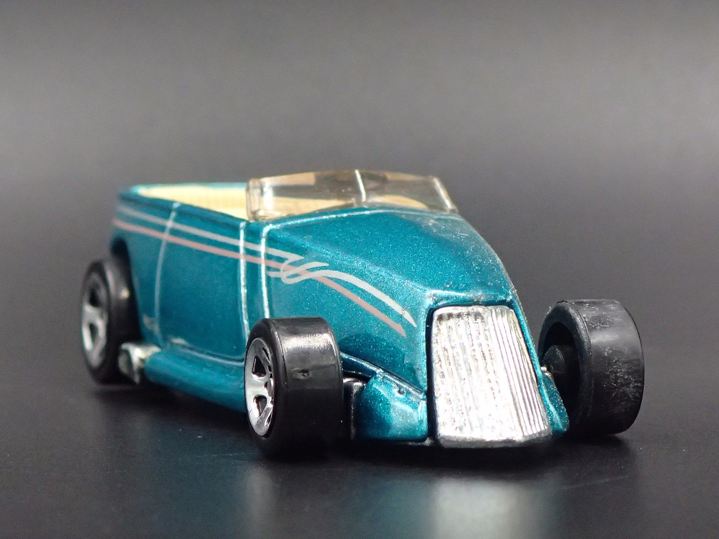 1937 37 FORD PHAETON CUSTOM HOT ROD GREEN 1:64 SCALE DIORAMA DIECAST MODEL CAR