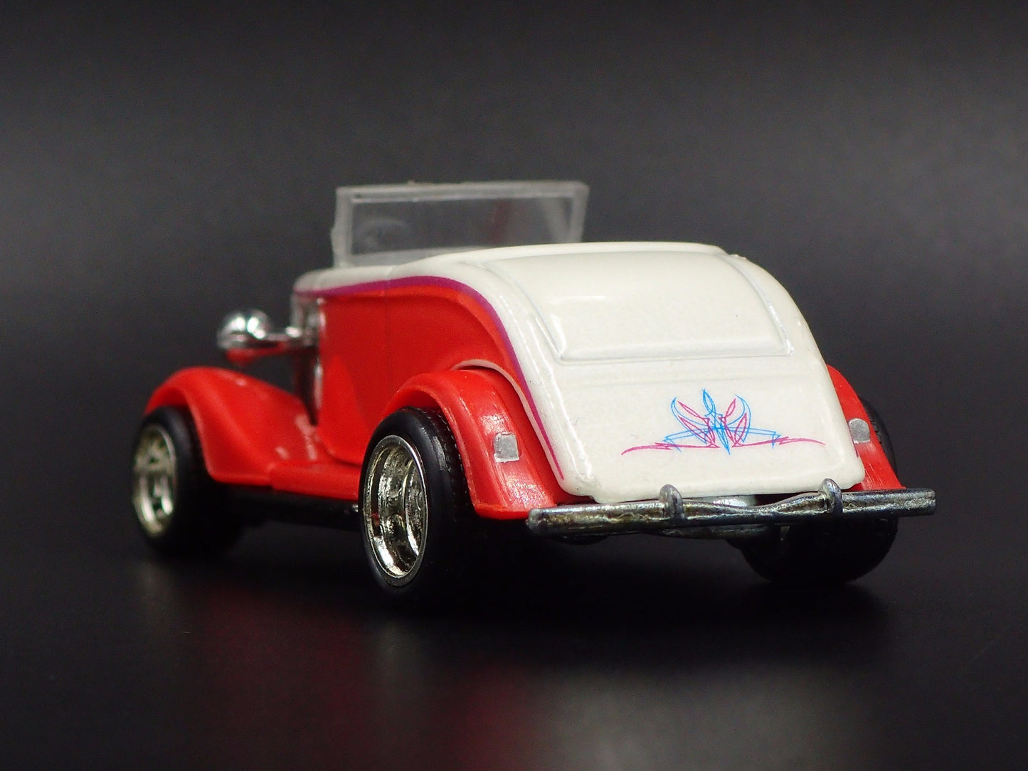 1933 33 FORD ROADSTER HOT ROD 1:64 SCALE COLLECTIBLE DIORAMA DIECAST MODEL CAR