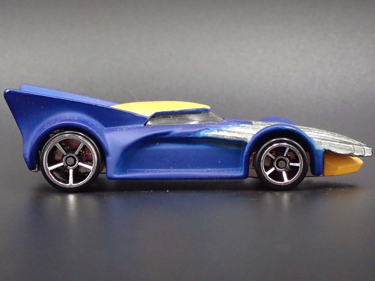 X-MEN WOLVERINE CHARACTER CAR 1:64 SCALE COLLECTIBLE DIORAMA DIECAST MODEL CAR