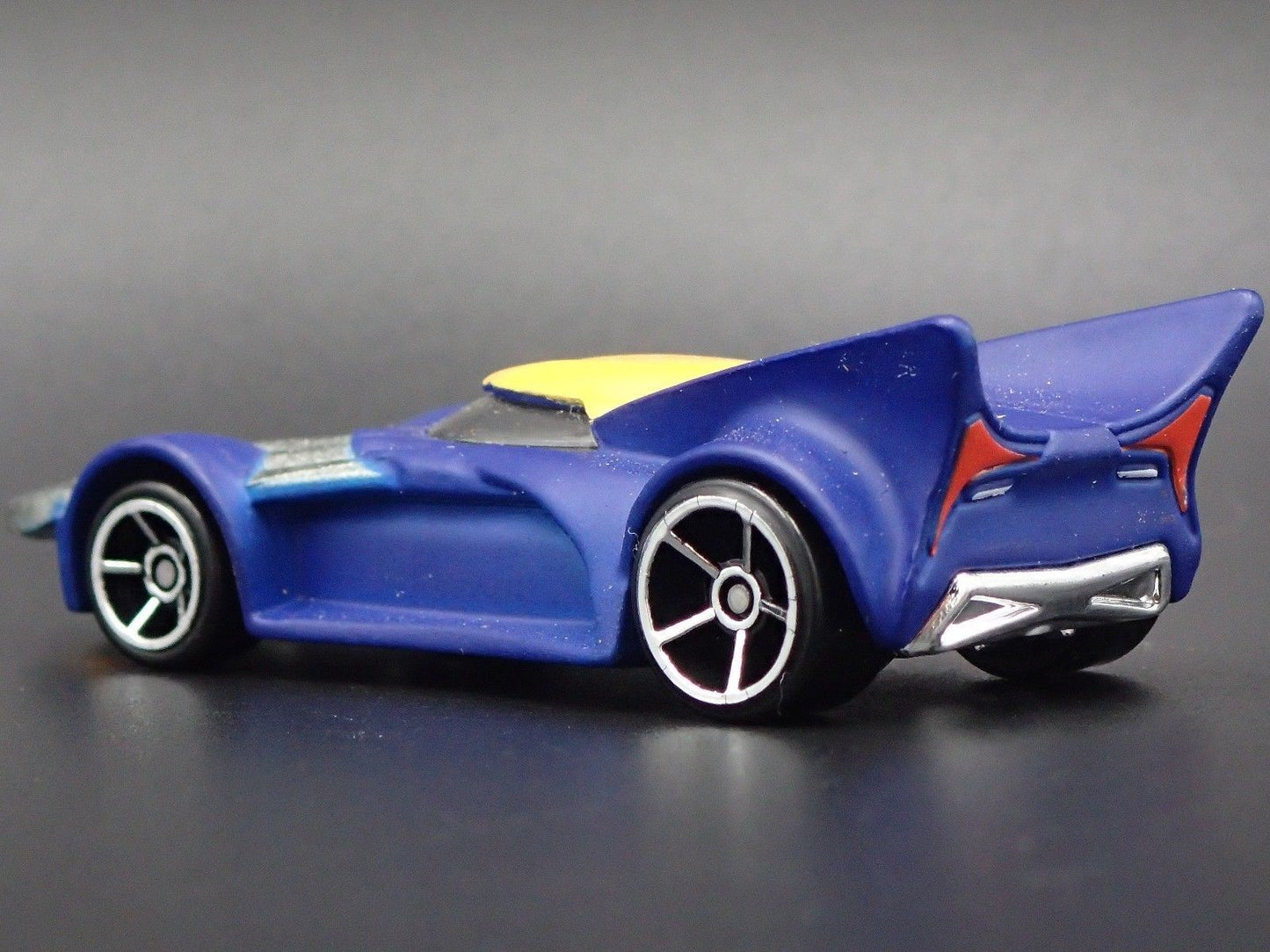 X-MEN WOLVERINE CHARACTER CAR 1:64 SCALE COLLECTIBLE DIORAMA DIECAST MODEL CAR