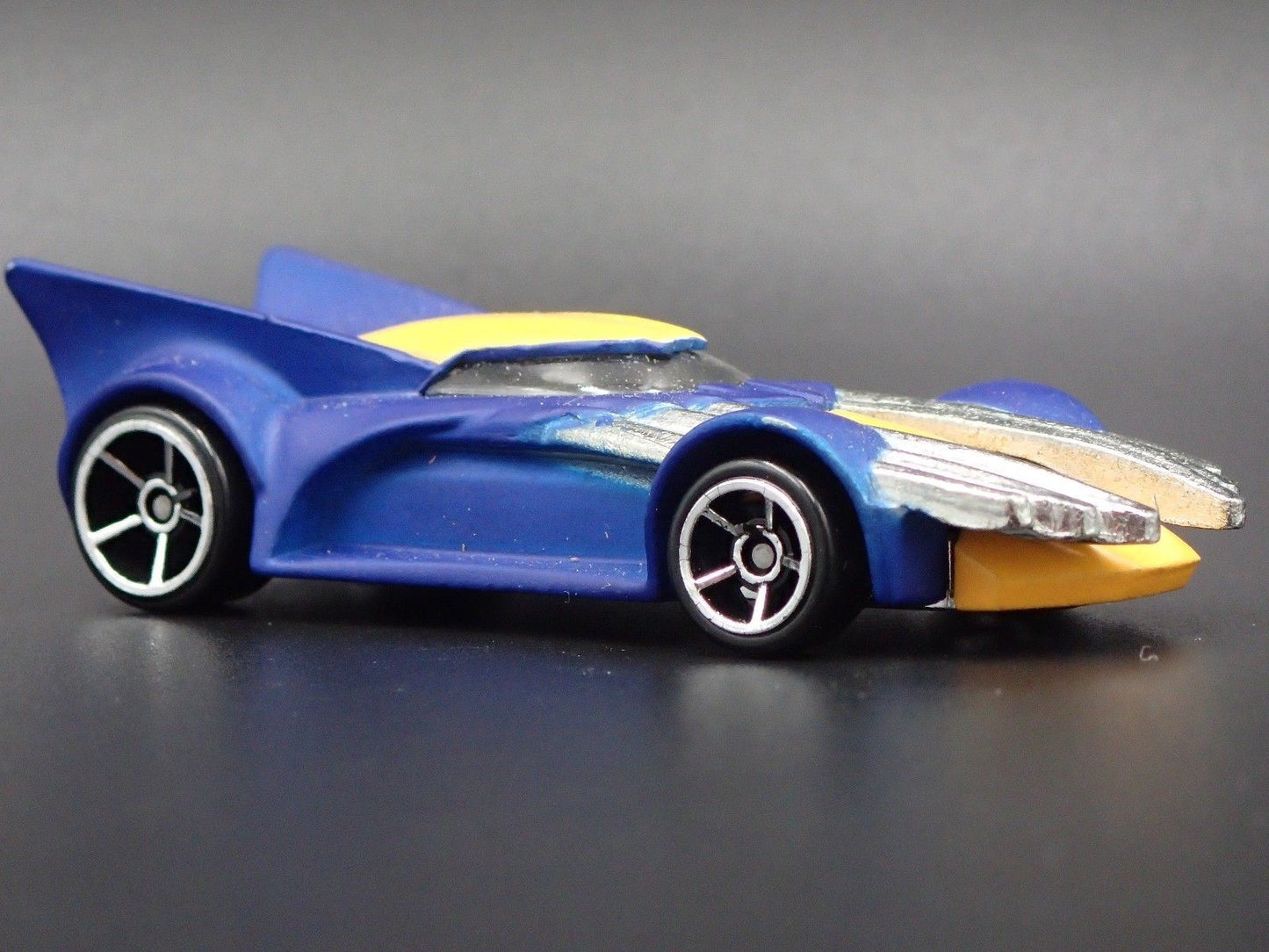 X-MEN WOLVERINE CHARACTER CAR 1:64 SCALE COLLECTIBLE DIORAMA DIECAST MODEL CAR