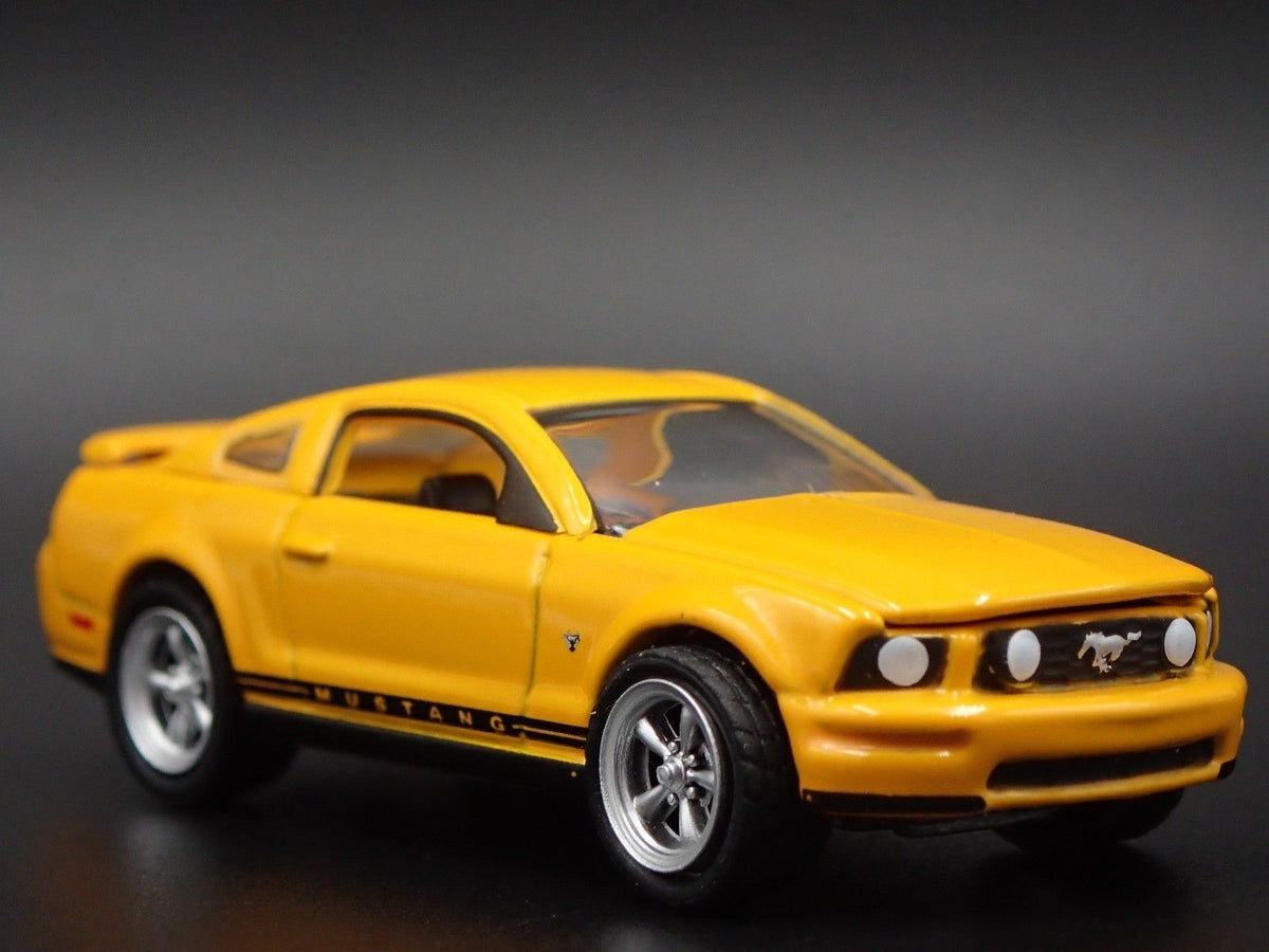 2009 09 FORD MUSTANG GT 45TH 1:64 SCALE COLLECTIBLE DIORAMA DIECAST MODEL CAR-Burning Rubber Toy Company