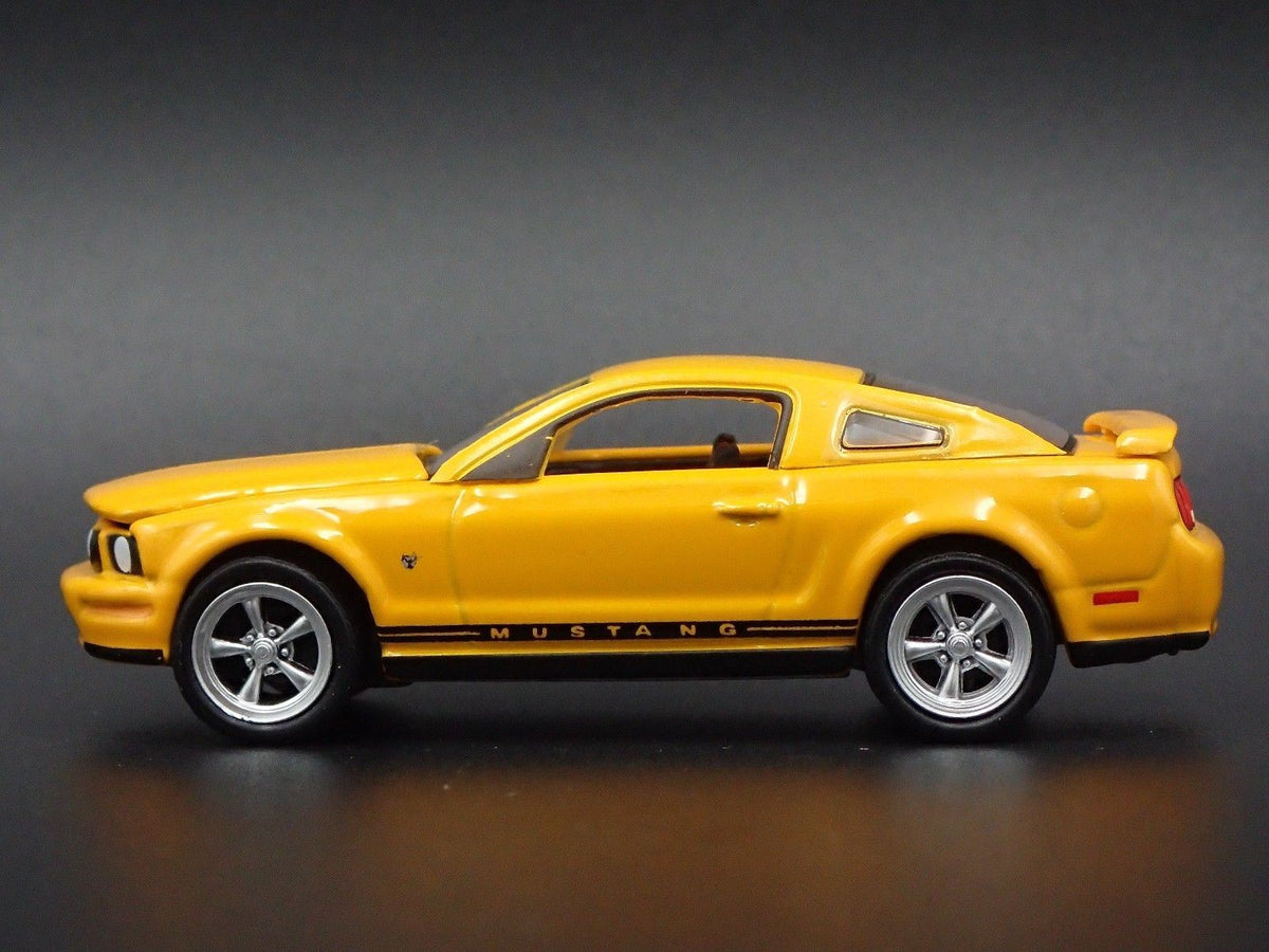 2009 09 FORD MUSTANG GT 45TH 1:64 SCALE COLLECTIBLE DIORAMA DIECAST MODEL CAR-Burning Rubber Toy Company