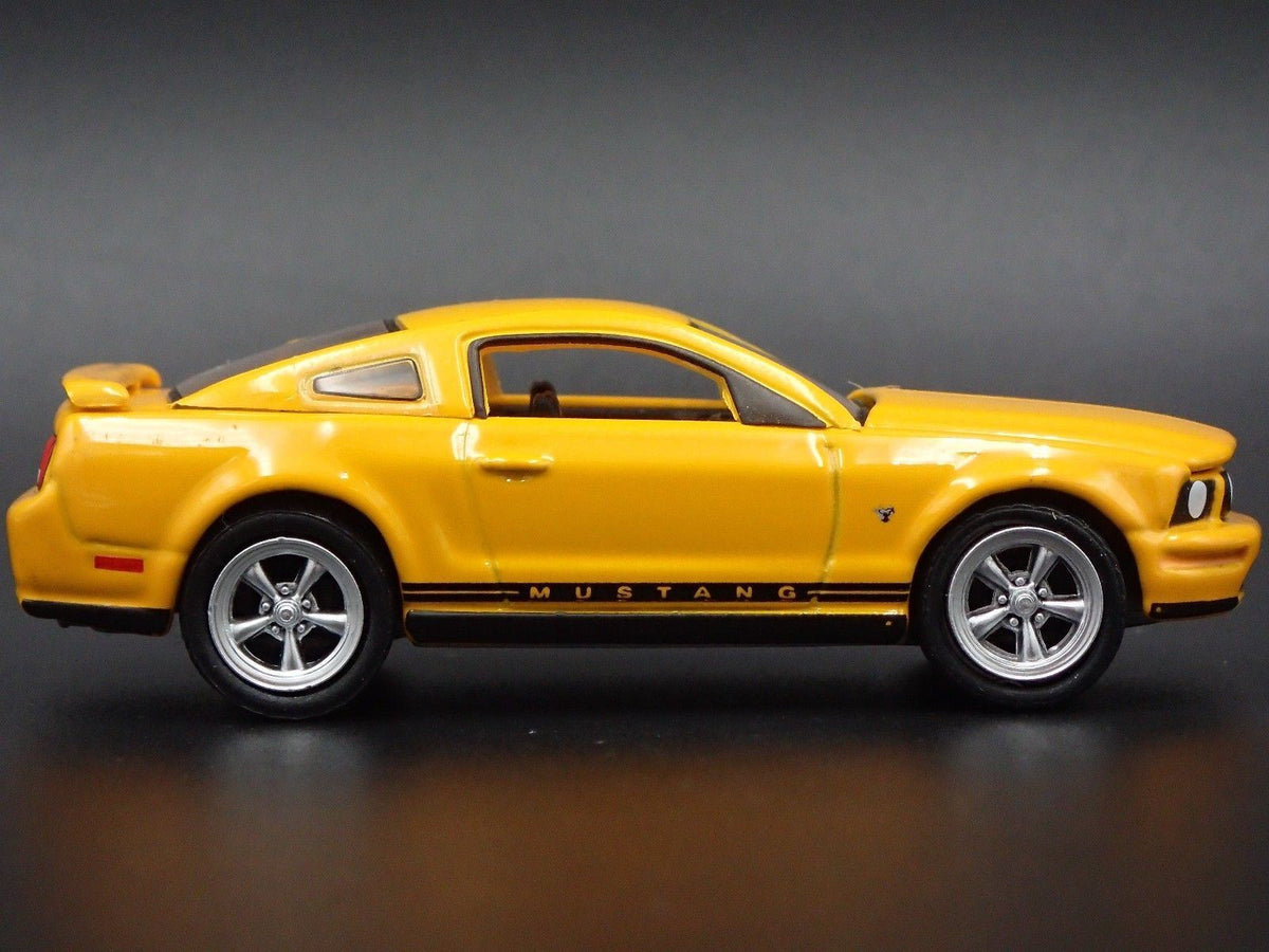 2009 09 FORD MUSTANG GT 45TH 1:64 SCALE COLLECTIBLE DIORAMA DIECAST MODEL CAR-Burning Rubber Toy Company