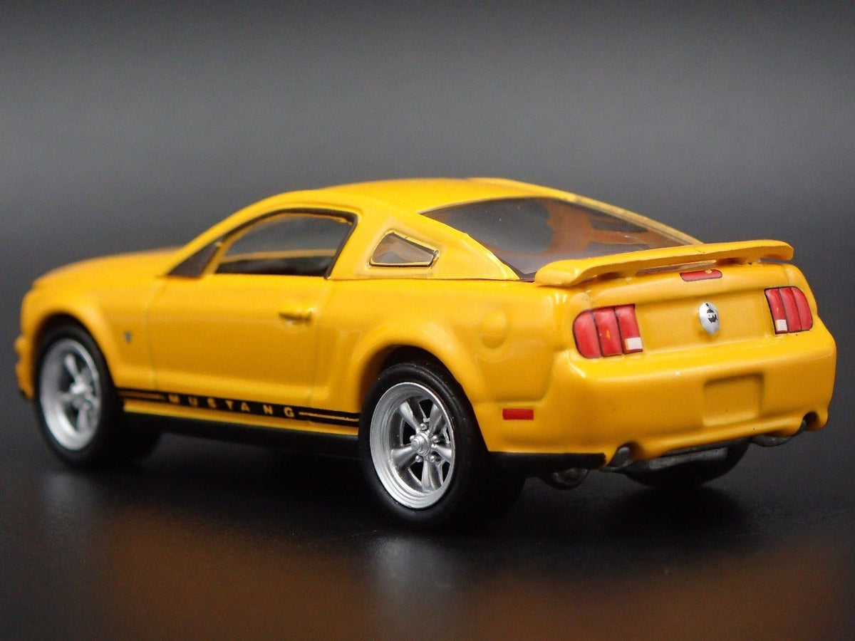 2009 09 FORD MUSTANG GT 45TH 1:64 SCALE COLLECTIBLE DIORAMA DIECAST MODEL CAR-Burning Rubber Toy Company