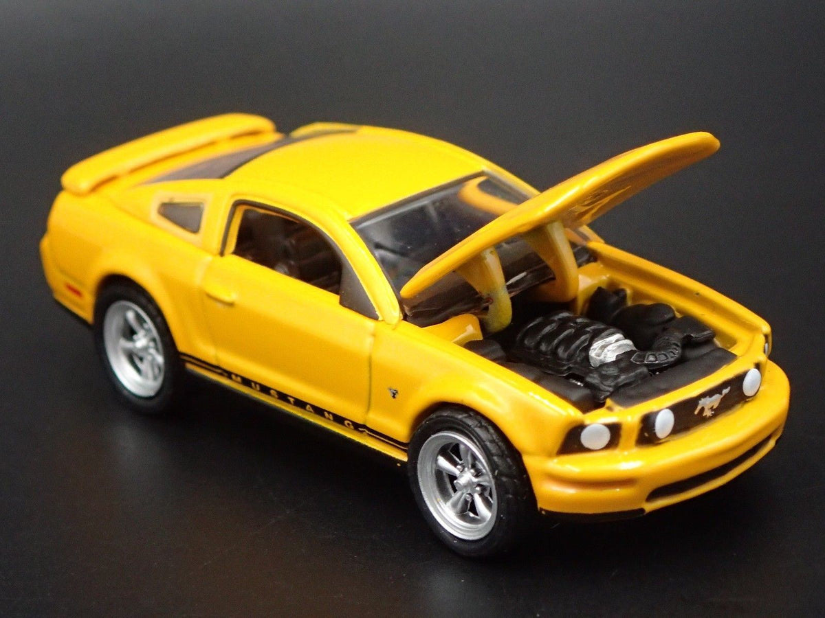 2009 09 FORD MUSTANG GT 45TH 1:64 SCALE COLLECTIBLE DIORAMA DIECAST MODEL CAR-Burning Rubber Toy Company