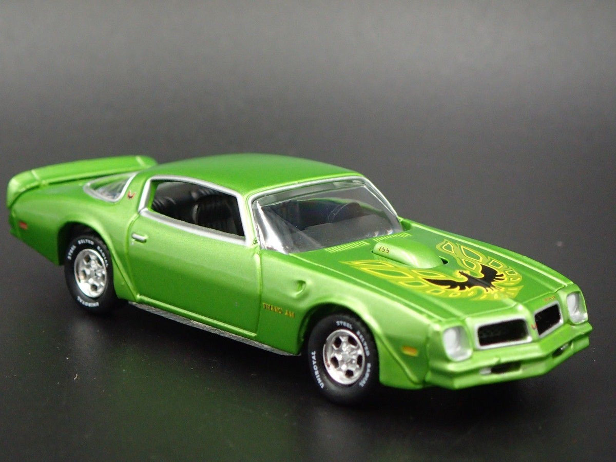 1976 76 PONTIAC FIREBIRD TRANS AM T/A GREEN 1:64 SCALE DIORAMA DIECAST MODEL CAR