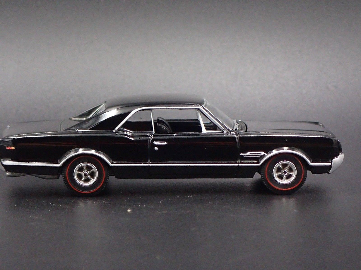 1966 66 OLDS OLDSMOBILE 442 1/64 SCALE COLLECTIBLE DIORAMA DIECAST MODEL CAR-Burning Rubber Toy Company