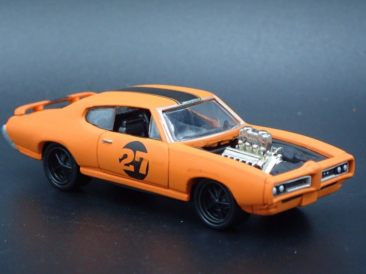 1969 69 PONTIAC GTO MUSCLE CAR 1/64 SCALE COLLECTIBLE DIORAMA DIECAST MODEL CAR-Burning Rubber Toy Company