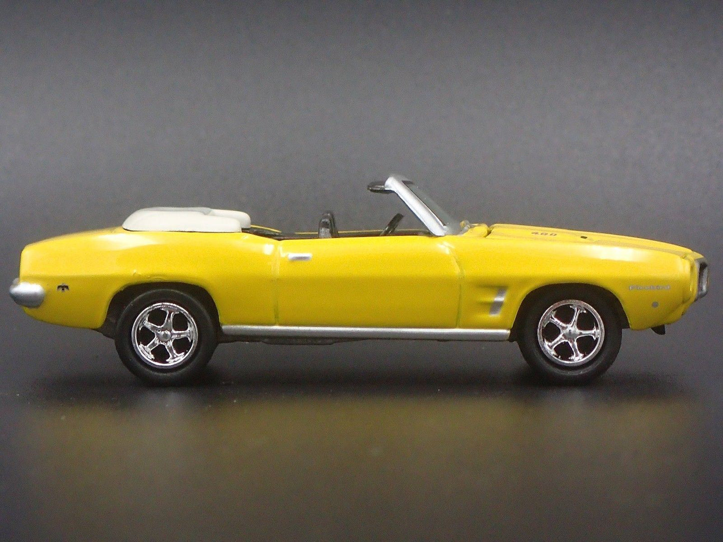 1969 69 PONTIAC FIREBIRD 400 CONVERTIBLE 1/64 SCALE COLLECTIBLE DIECAST MODEL CAR